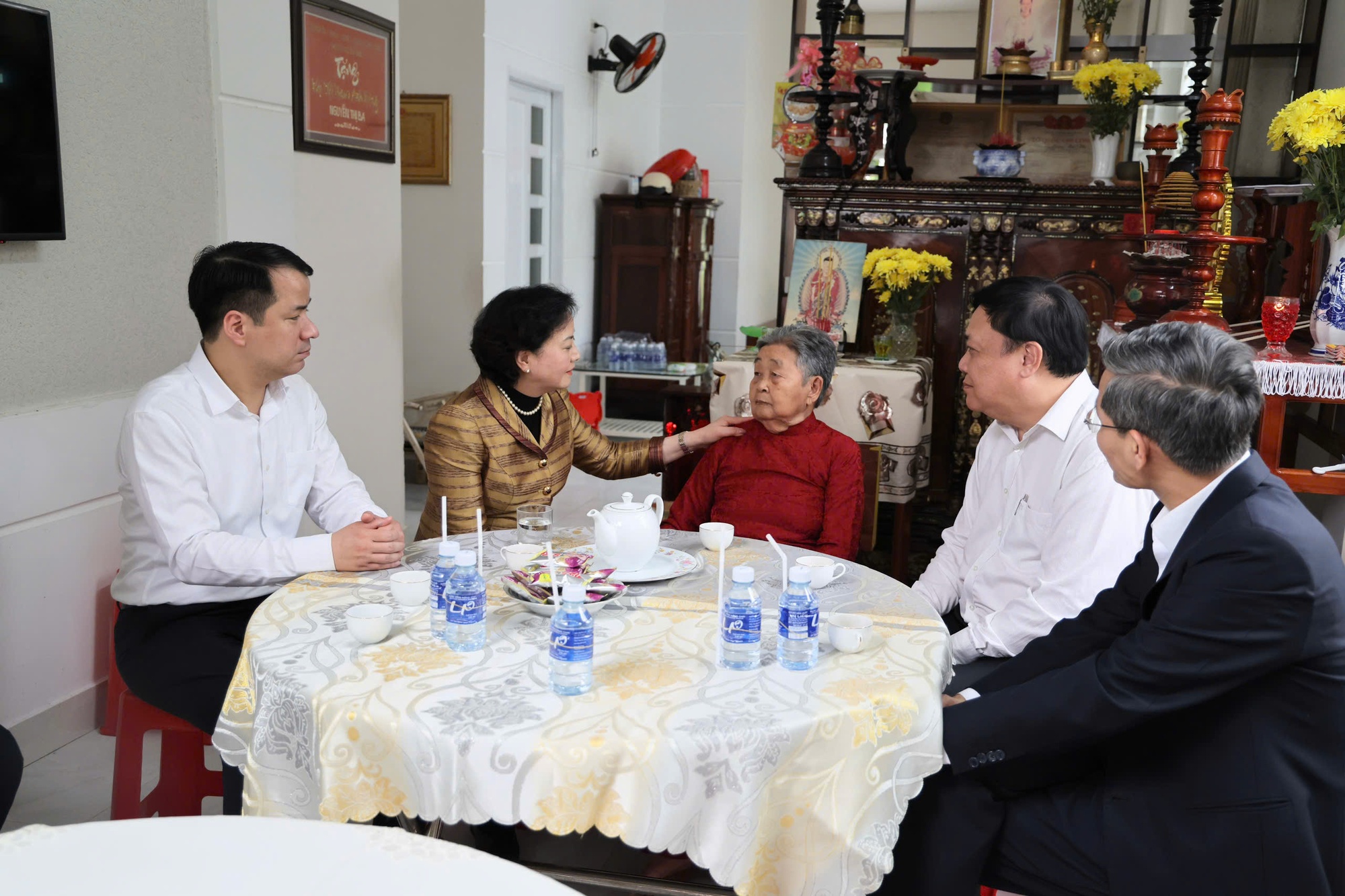 Phó Thủ tướng Phạm Thị Thanh Trà thăm, tặng quà Tết gia đình chính sách, công nhân khó khăn tại Đồng Tháp- Ảnh 4.