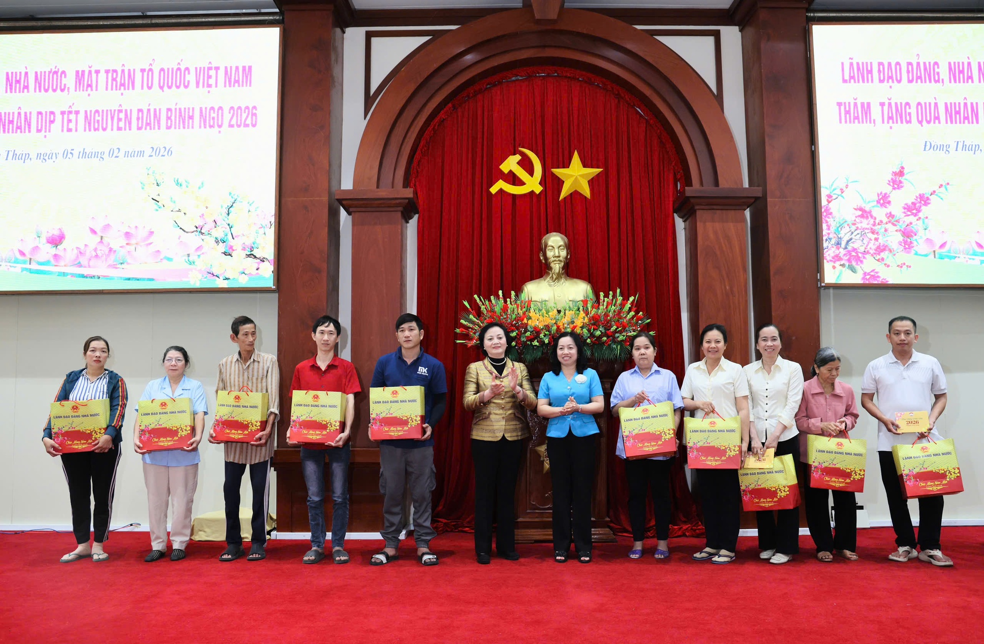 Phó Thủ tướng Phạm Thị Thanh Trà thăm, tặng quà Tết gia đình chính sách, công nhân khó khăn tại Đồng Tháp- Ảnh 3.