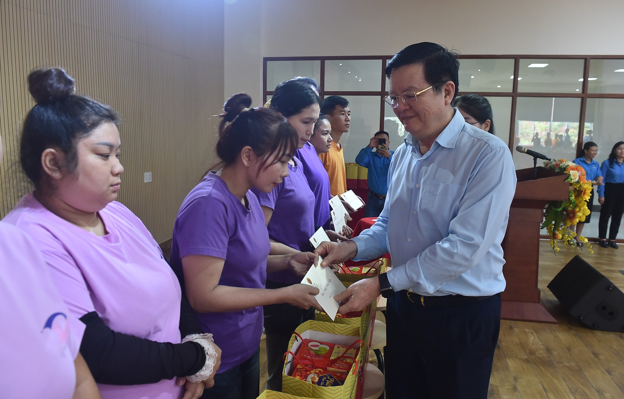 Phó Thủ tướng Mai Văn Chính thăm và tặng quà Tết tại tỉnh Tây Ninh- Ảnh 1.