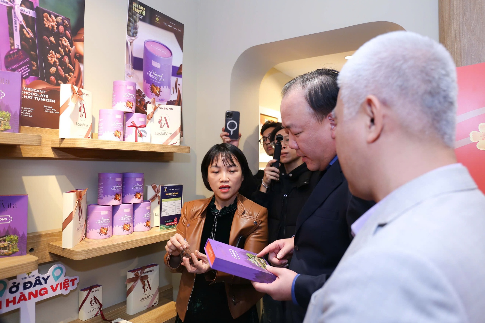 Sắm Tết chọn hàng Việt Nam trên livestream 'Sức sống hàng Việt'- Ảnh 2.