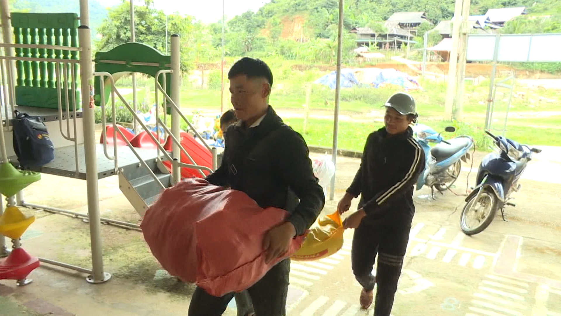 Gieo chữ lớp học ghép vùng cao những ngày cận Tết- Ảnh 2.