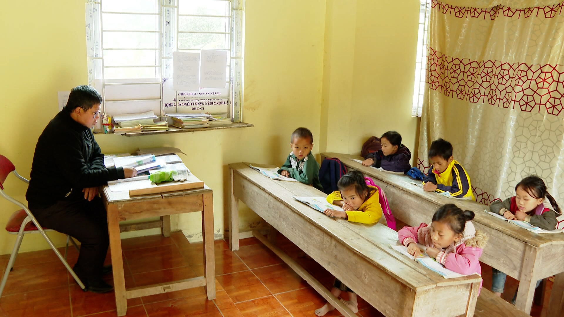 Gieo chữ lớp học ghép vùng cao những ngày cận Tết- Ảnh 4.