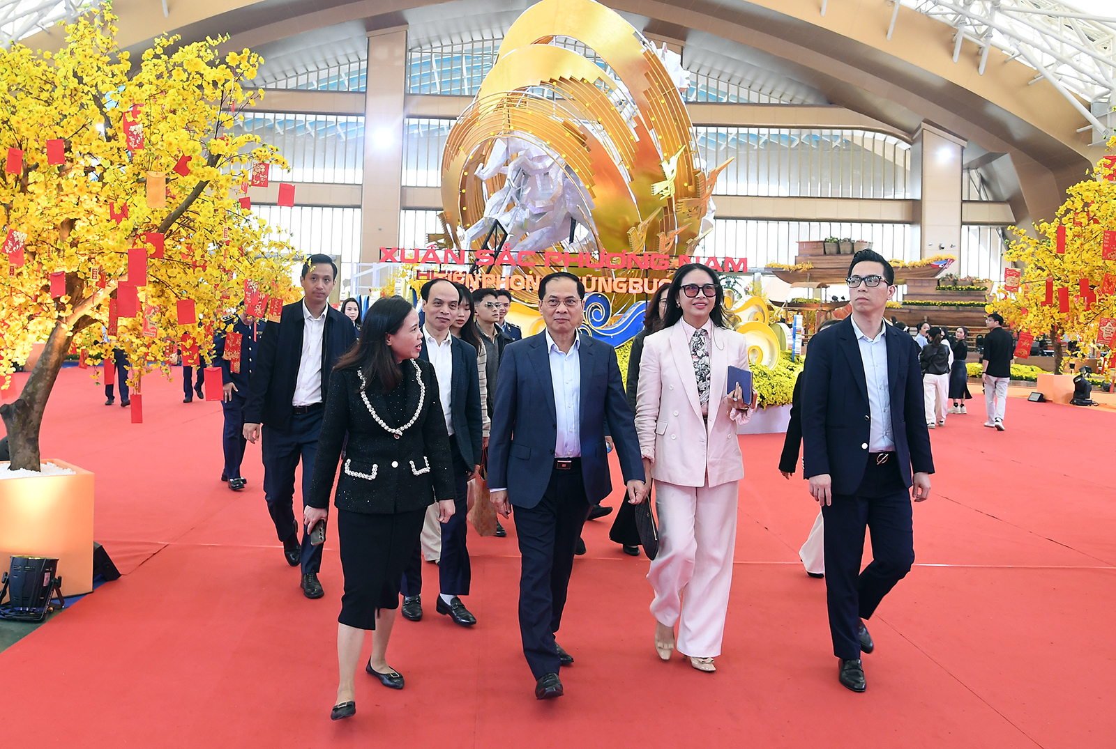 Phó Thủ tướng Bùi Thanh Sơn tham quan, mua hàng tại Hội chợ mùa Xuân 2026- Ảnh 1.