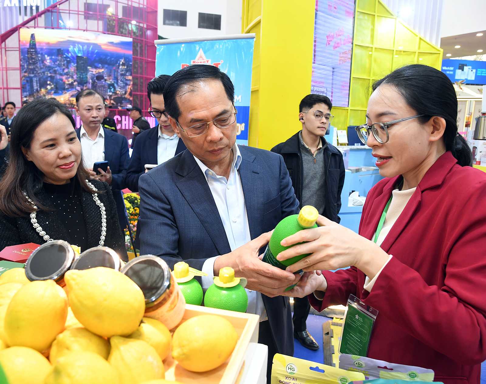 Phó Thủ tướng Bùi Thanh Sơn tham quan, mua hàng tại Hội chợ mùa Xuân 2026- Ảnh 4.