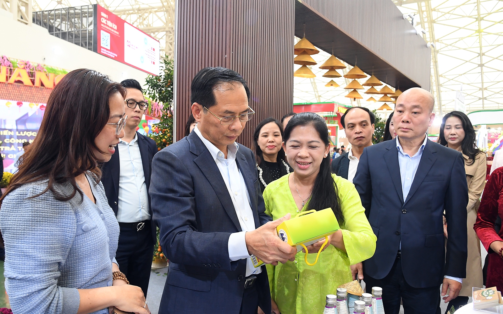 Phó Thủ tướng Bùi Thanh Sơn tham quan, mua hàng tại Hội chợ mùa Xuân 2026