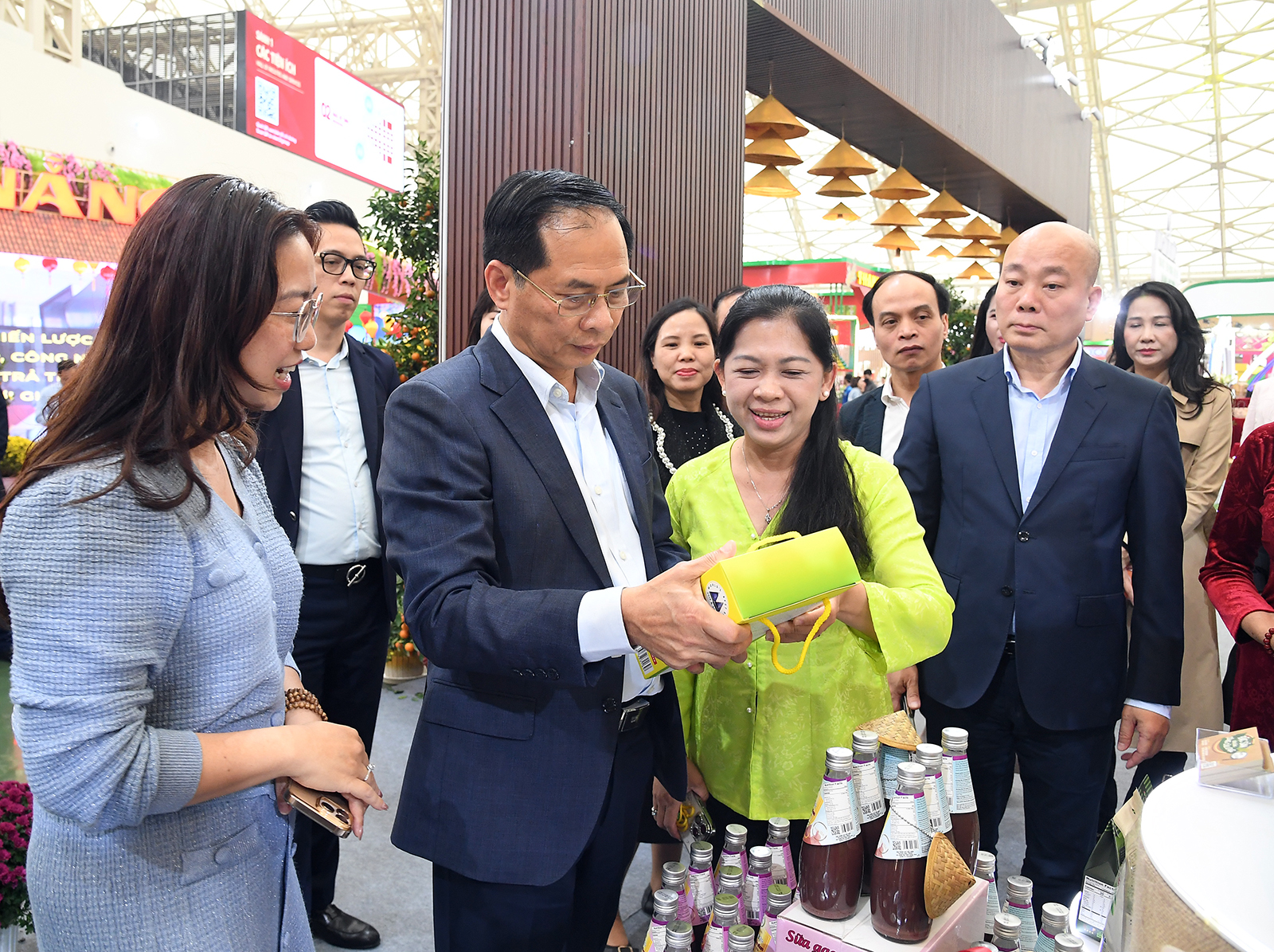 Phó Thủ tướng Bùi Thanh Sơn tham quan, mua hàng tại Hội chợ mùa Xuân 2026- Ảnh 3.