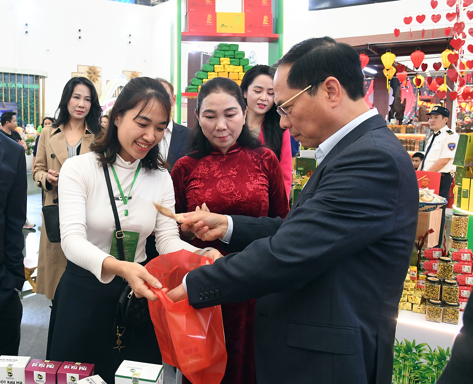 Phó Thủ tướng Bùi Thanh Sơn tham quan, mua hàng tại Hội chợ mùa Xuân 2026- Ảnh 12.