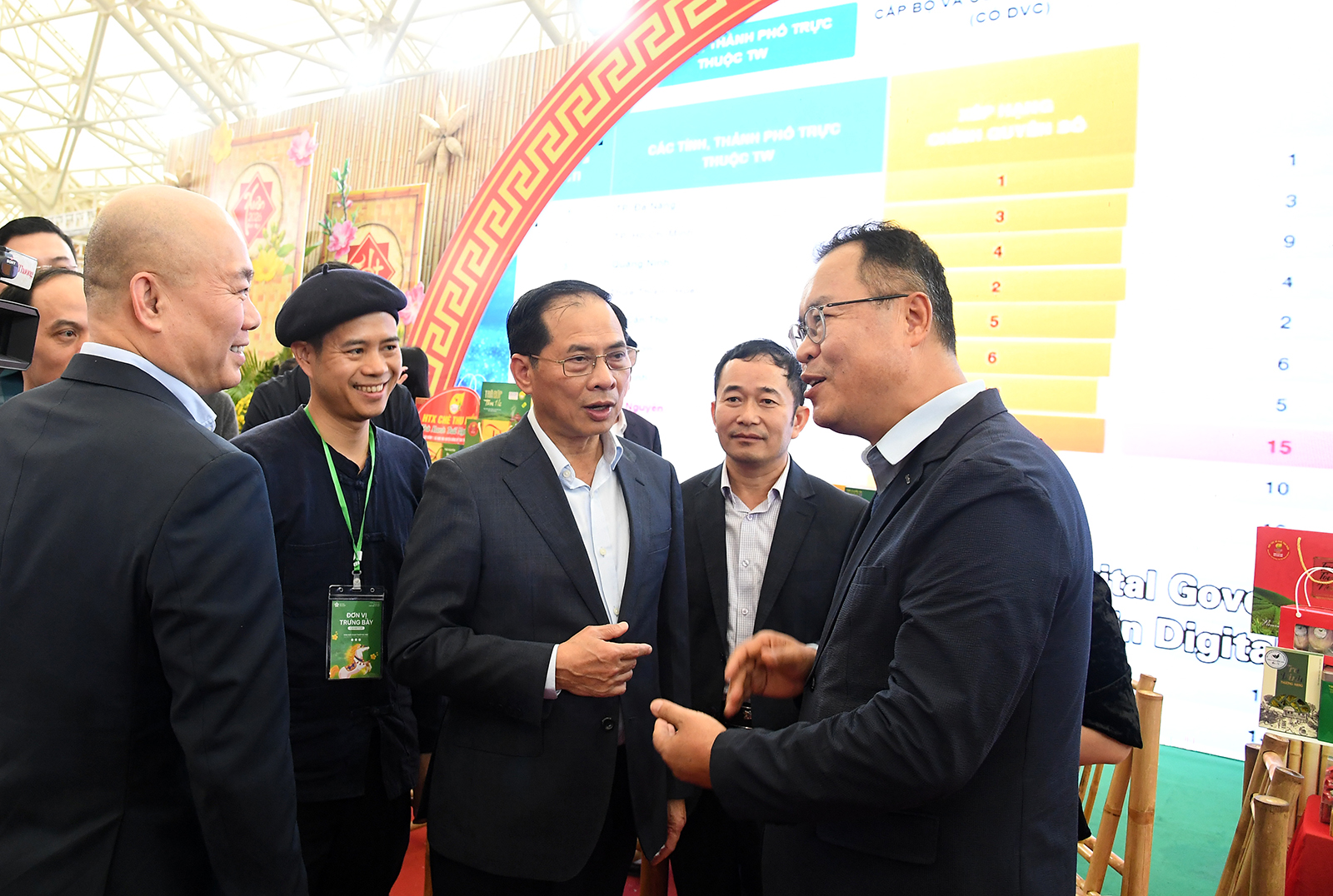 Phó Thủ tướng Bùi Thanh Sơn tham quan, mua hàng tại Hội chợ mùa Xuân 2026- Ảnh 10.