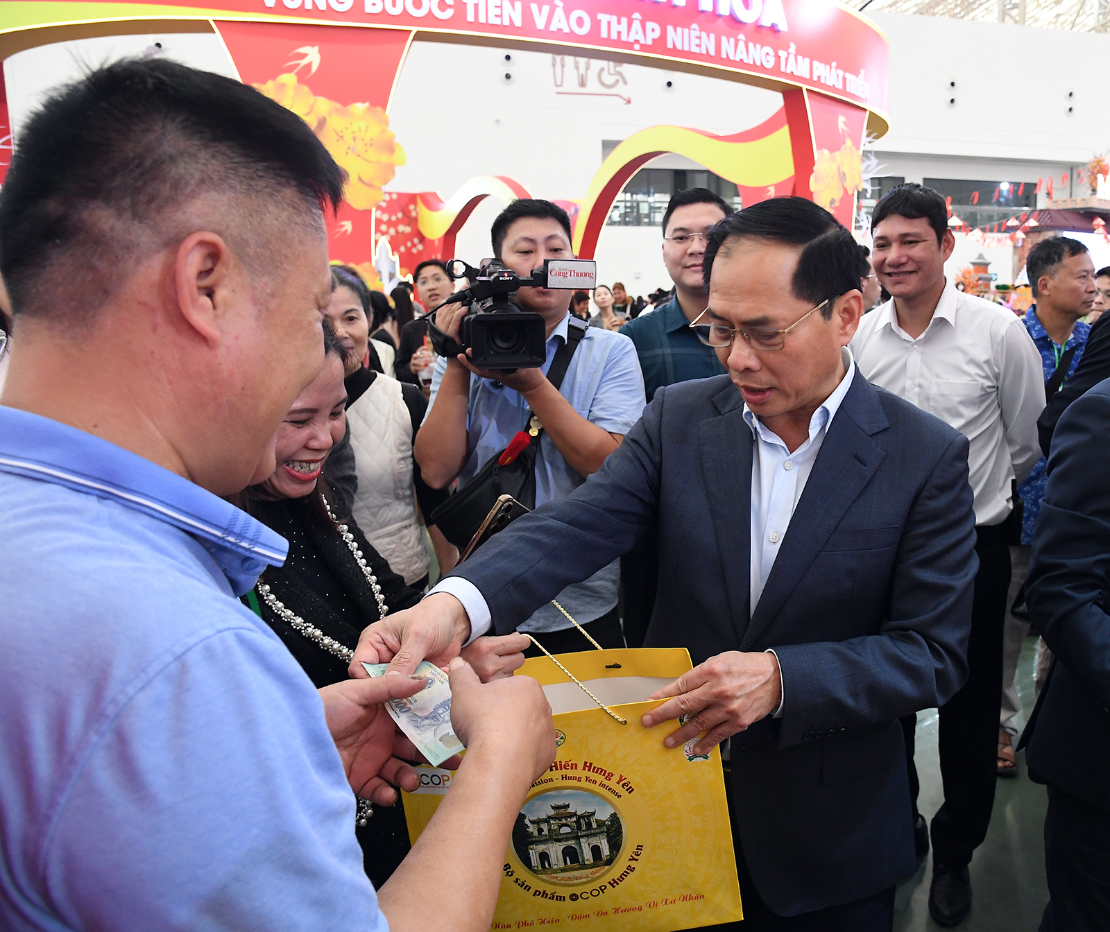 Phó Thủ tướng Bùi Thanh Sơn tham quan, mua hàng tại Hội chợ mùa Xuân 2026- Ảnh 11.