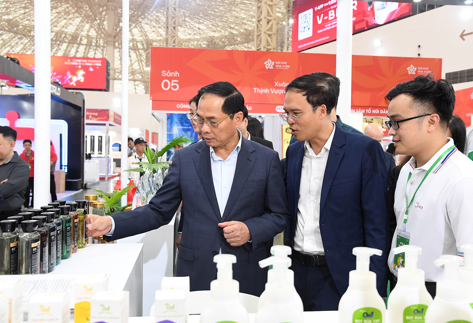 Phó Thủ tướng Bùi Thanh Sơn tham quan, mua hàng tại Hội chợ mùa Xuân 2026- Ảnh 5.