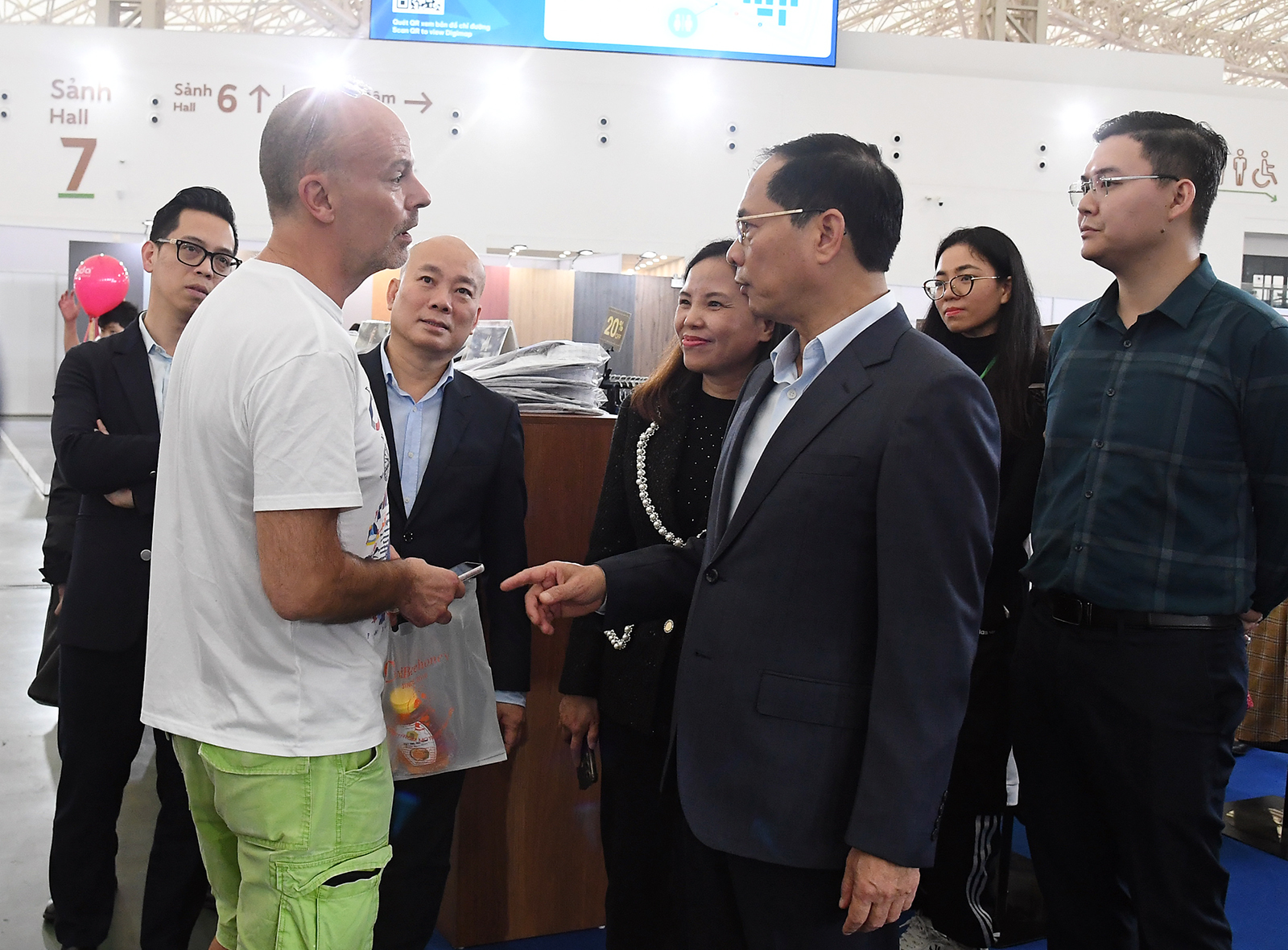 Phó Thủ tướng Bùi Thanh Sơn tham quan, mua hàng tại Hội chợ mùa Xuân 2026- Ảnh 9.