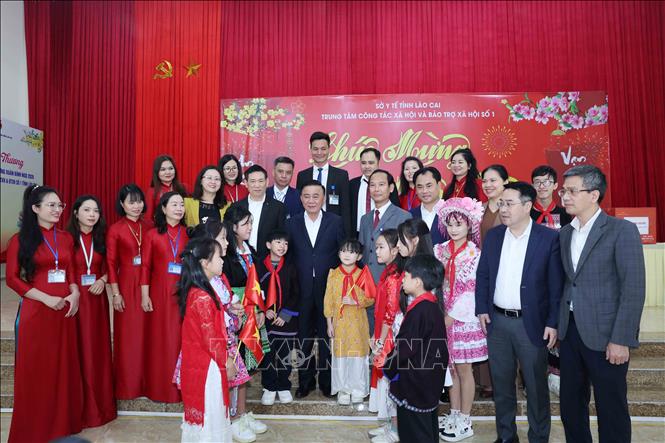 Thường trực Ban Bí thư Trần Cẩm Tú thăm, tặng quà Tết tỉnh Lào Cai- Ảnh 4.