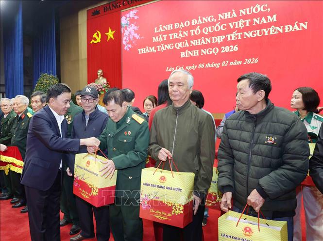 Thường trực Ban Bí thư Trần Cẩm Tú thăm, tặng quà Tết tỉnh Lào Cai- Ảnh 2.