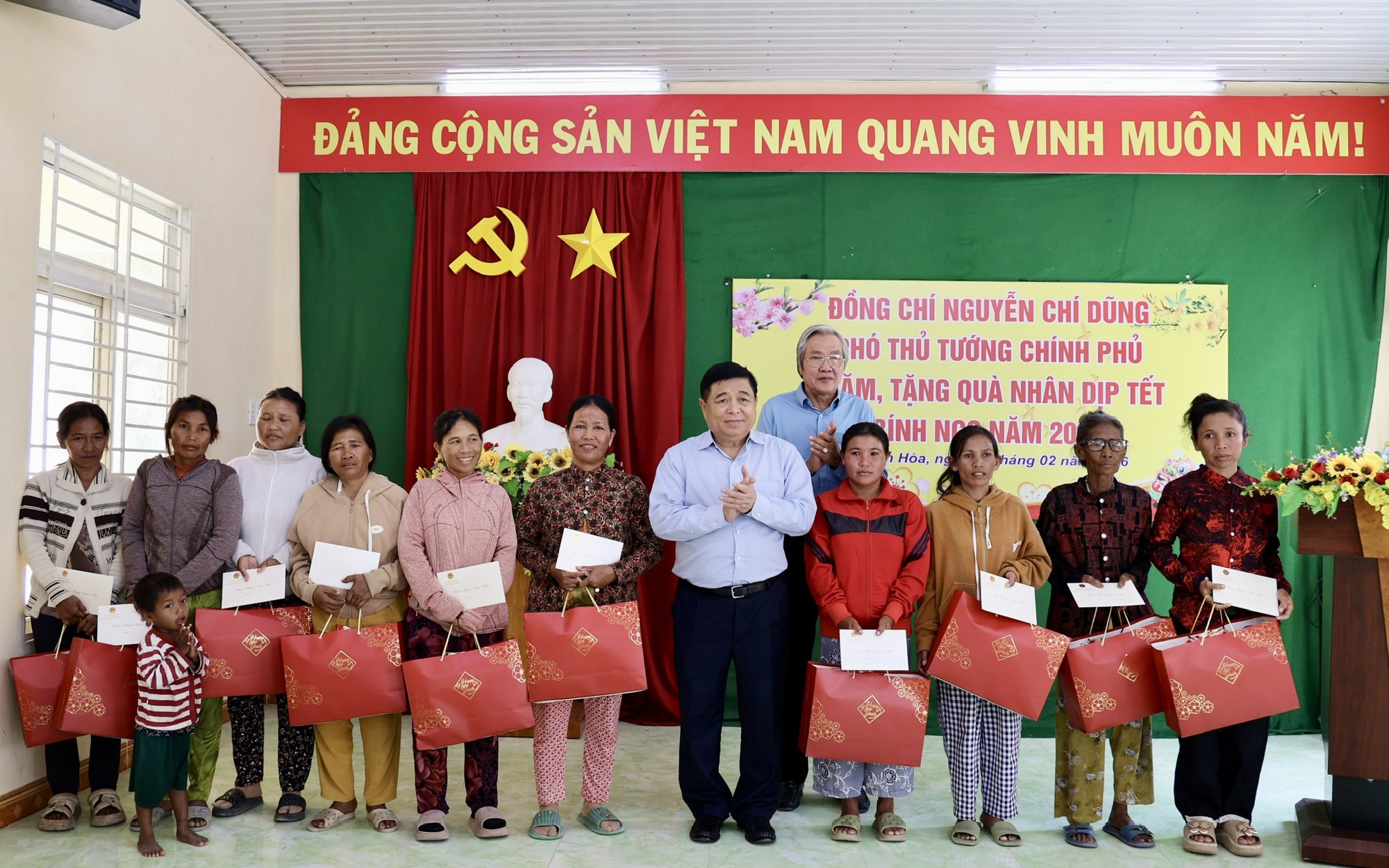 Phó Thủ tướng Nguyễn Chí Dũng thăm, tặng quà nhân dân tỉnh Khánh Hoà