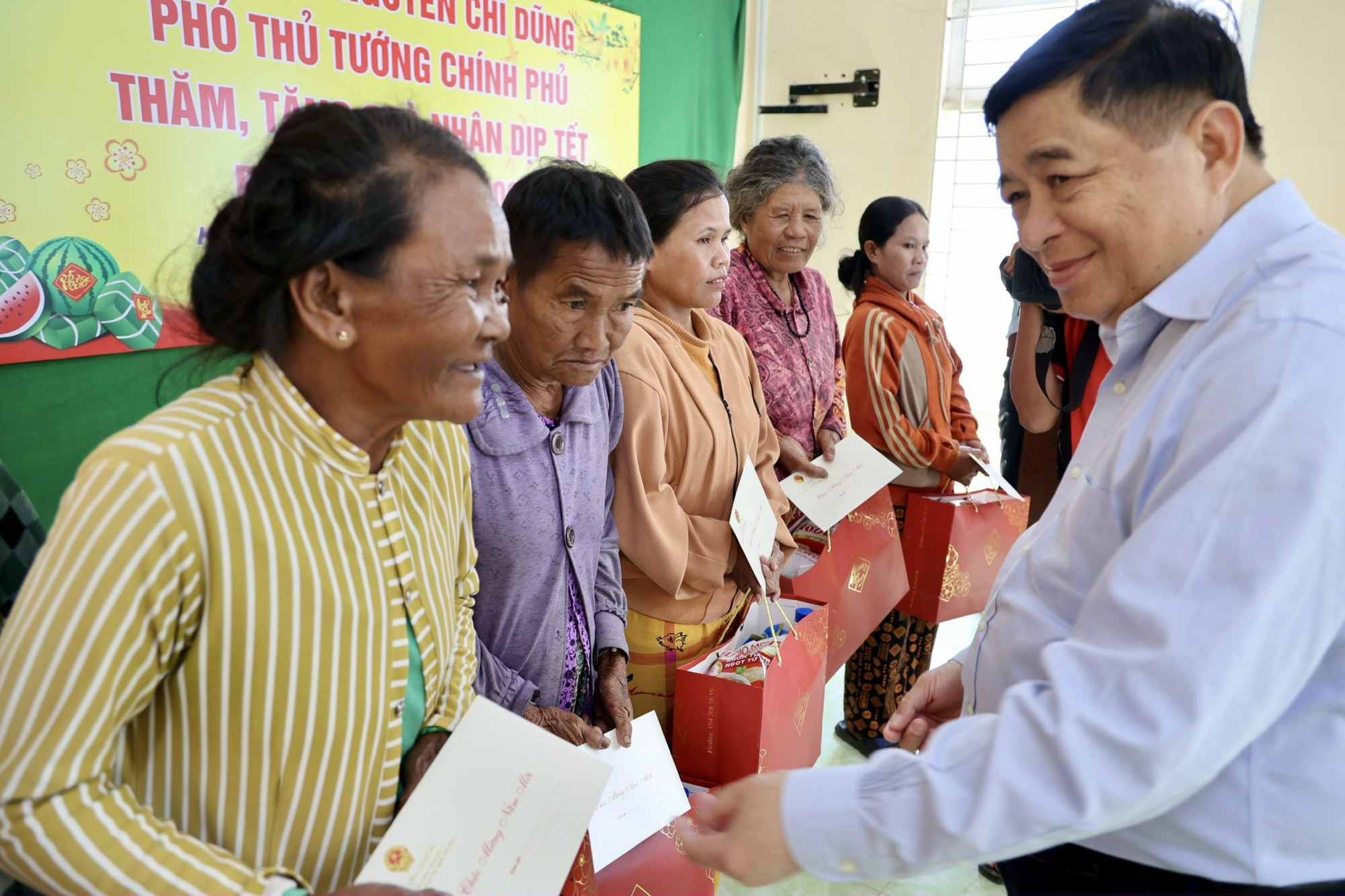 Phó Thủ tướng Nguyễn Chí Dũng thăm, tặng quà nhân dân tỉnh Khánh Hoà- Ảnh 2.