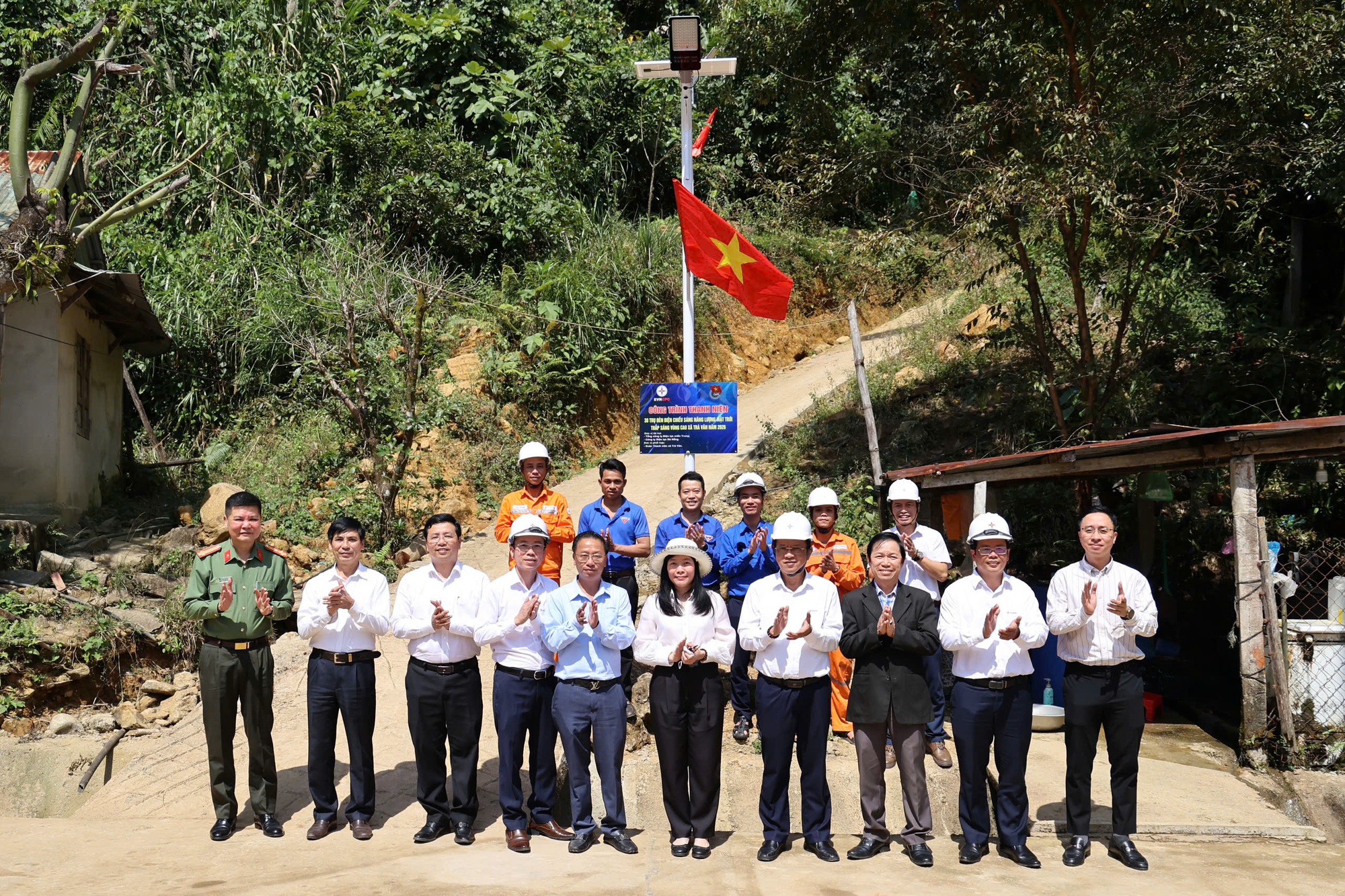 EVNCPC trao công trình điện thắp sáng vùng cao Trà Vân- Ảnh 1.