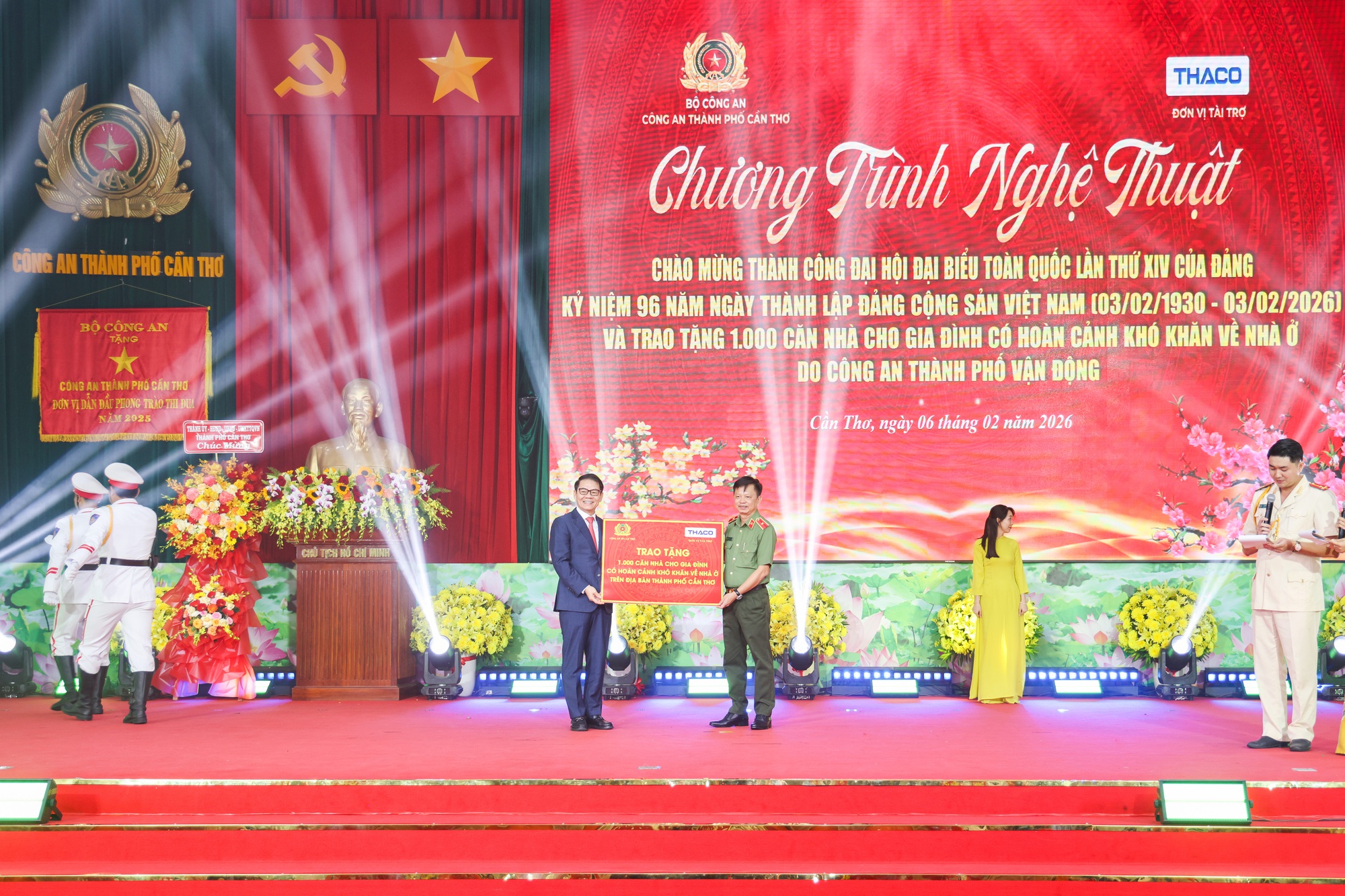 Công an TP. Cần Thơ trao 1.000 căn nhà – lan tỏa 'điểm tựa lòng dân'- Ảnh 1.