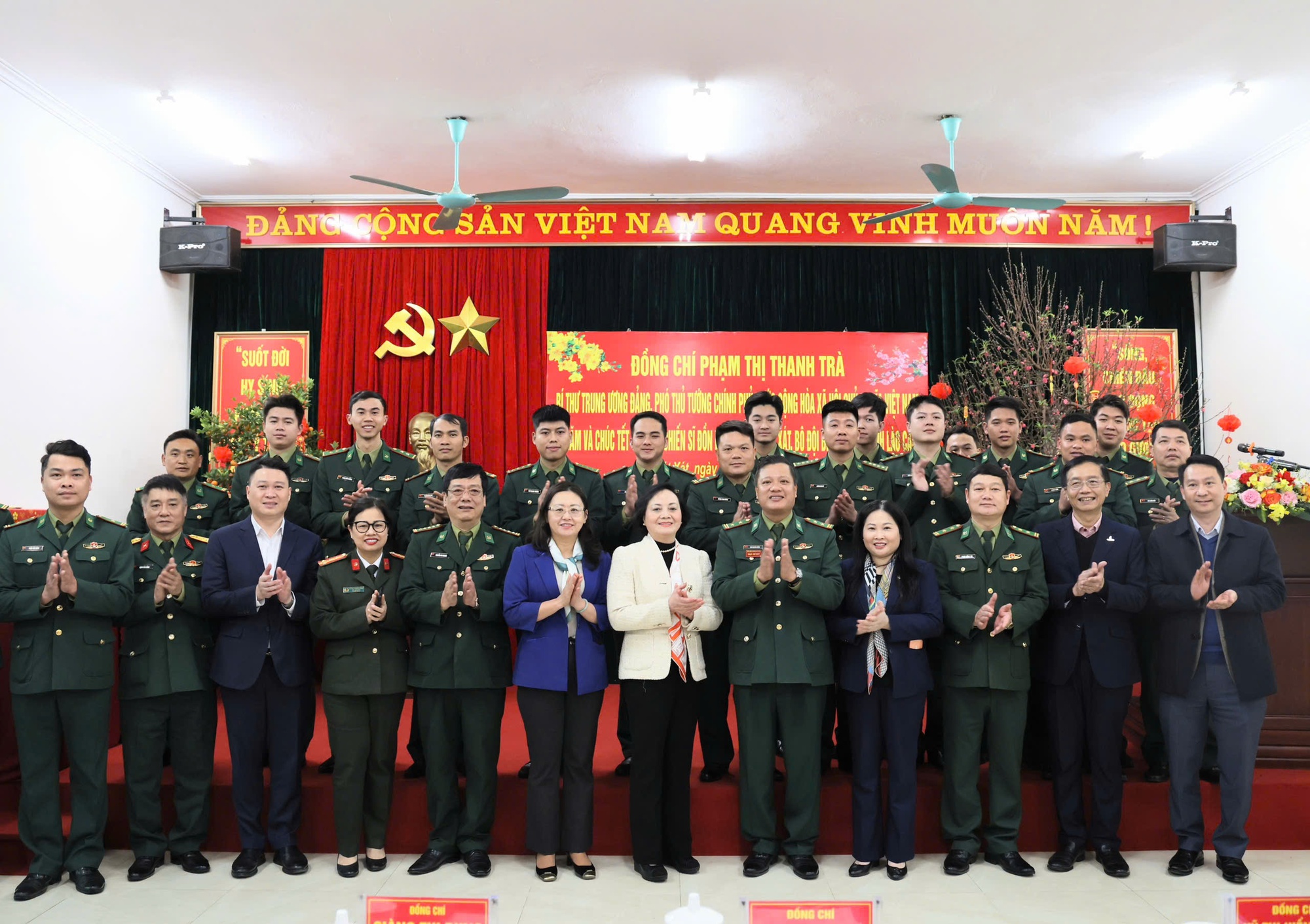 Phó Thủ tướng Phạm Thị Thanh Trà chúc Tết, động viên cán bộ, chiến sĩ Đồn Biên phòng Bát Xát- Ảnh 4.
