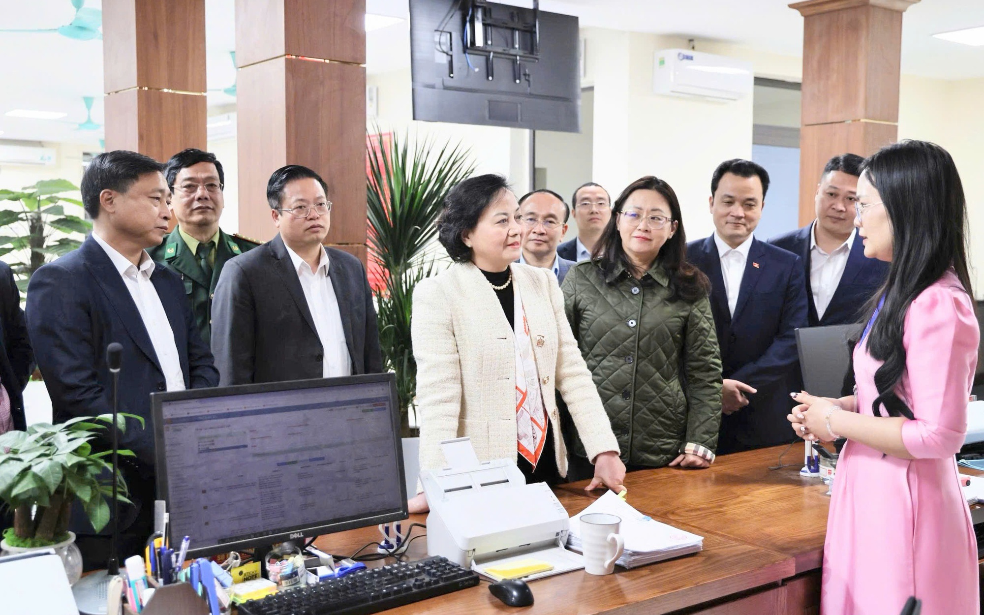 Phó Thủ tướng Phạm Thị Thanh Trà kiểm tra hoạt động Trung tâm Phục vụ hành chính công xã Bát Xát, tỉnh Lào Cai