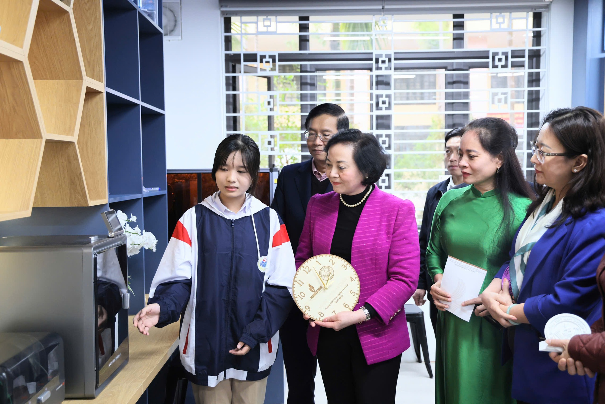 Phó Thủ tướng Phạm Thị Thanh Trà thăm, động viên thầy trò Trường THPT Cam Đường, tỉnh Lào Cai- Ảnh 1.