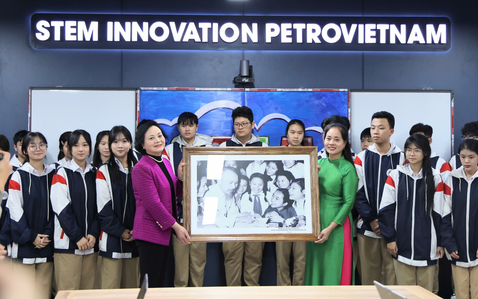 Phó Thủ tướng Phạm Thị Thanh Trà thăm, động viên thầy trò Trường THPT Cam Đường, tỉnh Lào Cai