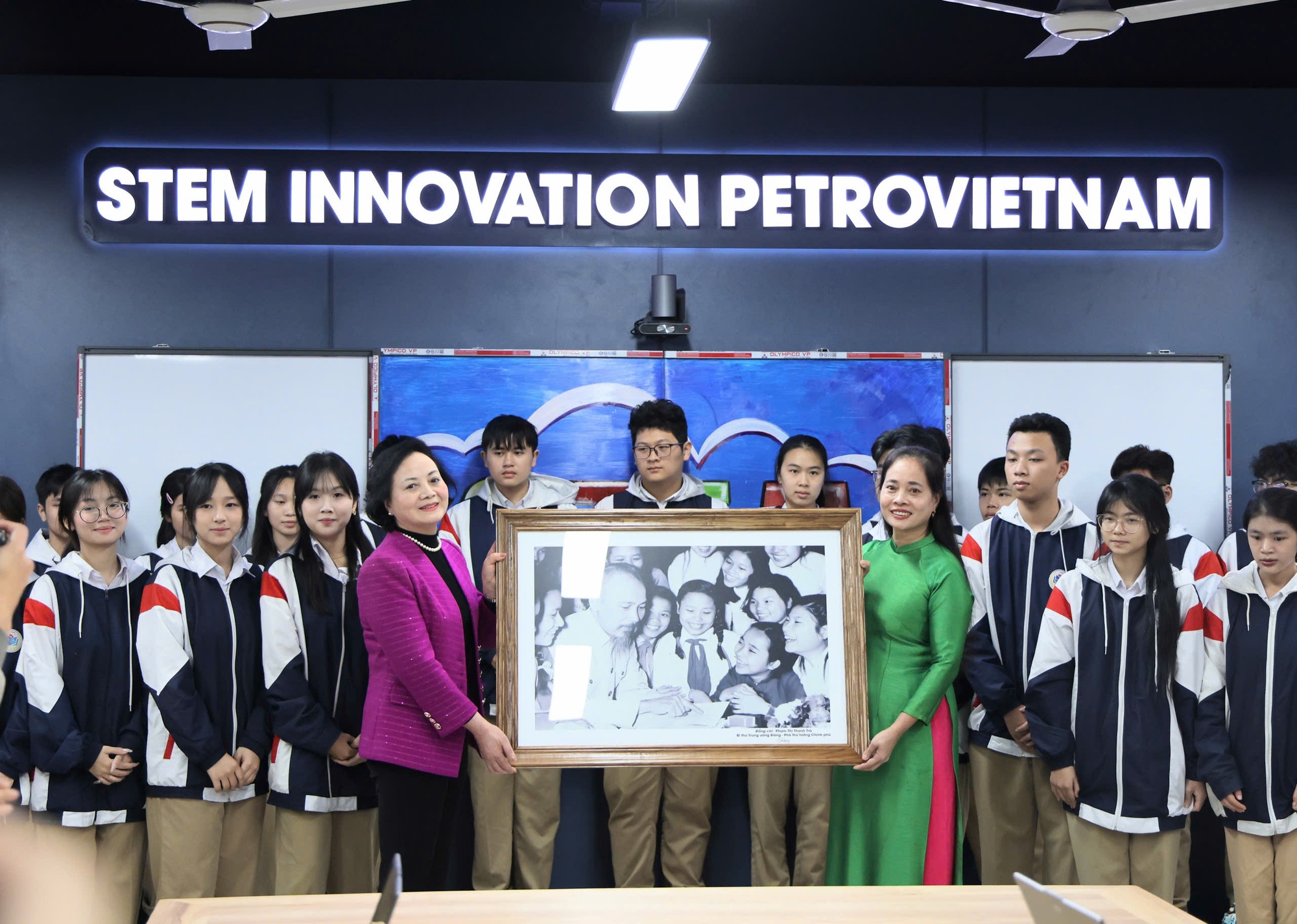 Phó Thủ tướng Phạm Thị Thanh Trà thăm, động viên thầy trò Trường THPT Cam Đường, tỉnh Lào Cai- Ảnh 4.