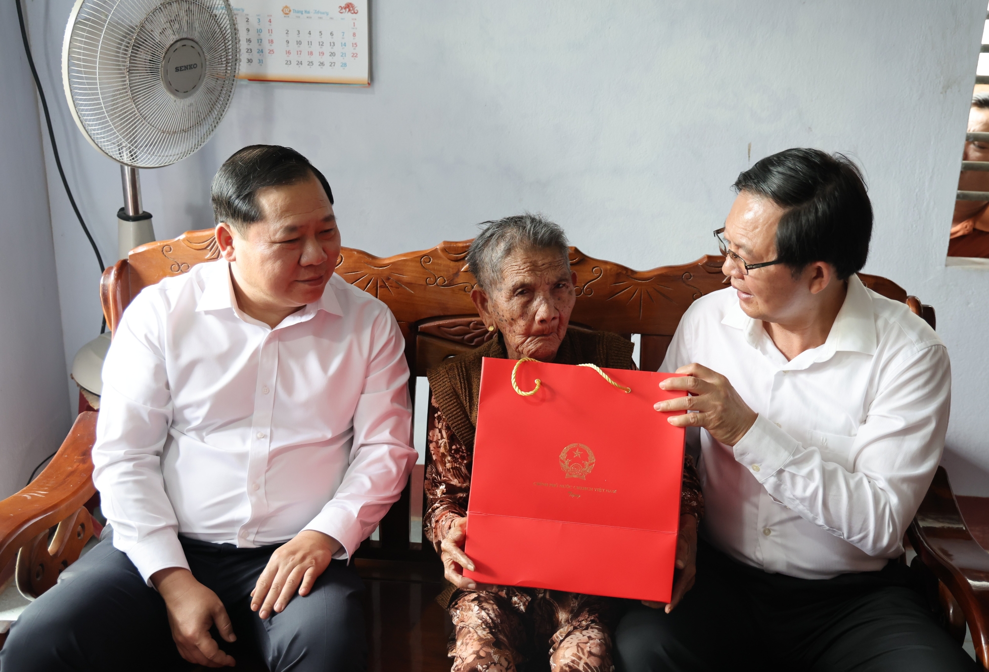 Phó Thủ tướng Hồ Quốc Dũng thăm, tặng quà Tết gia đình chính sách, công nhân khó khăn tại Gia Lai- Ảnh 1.