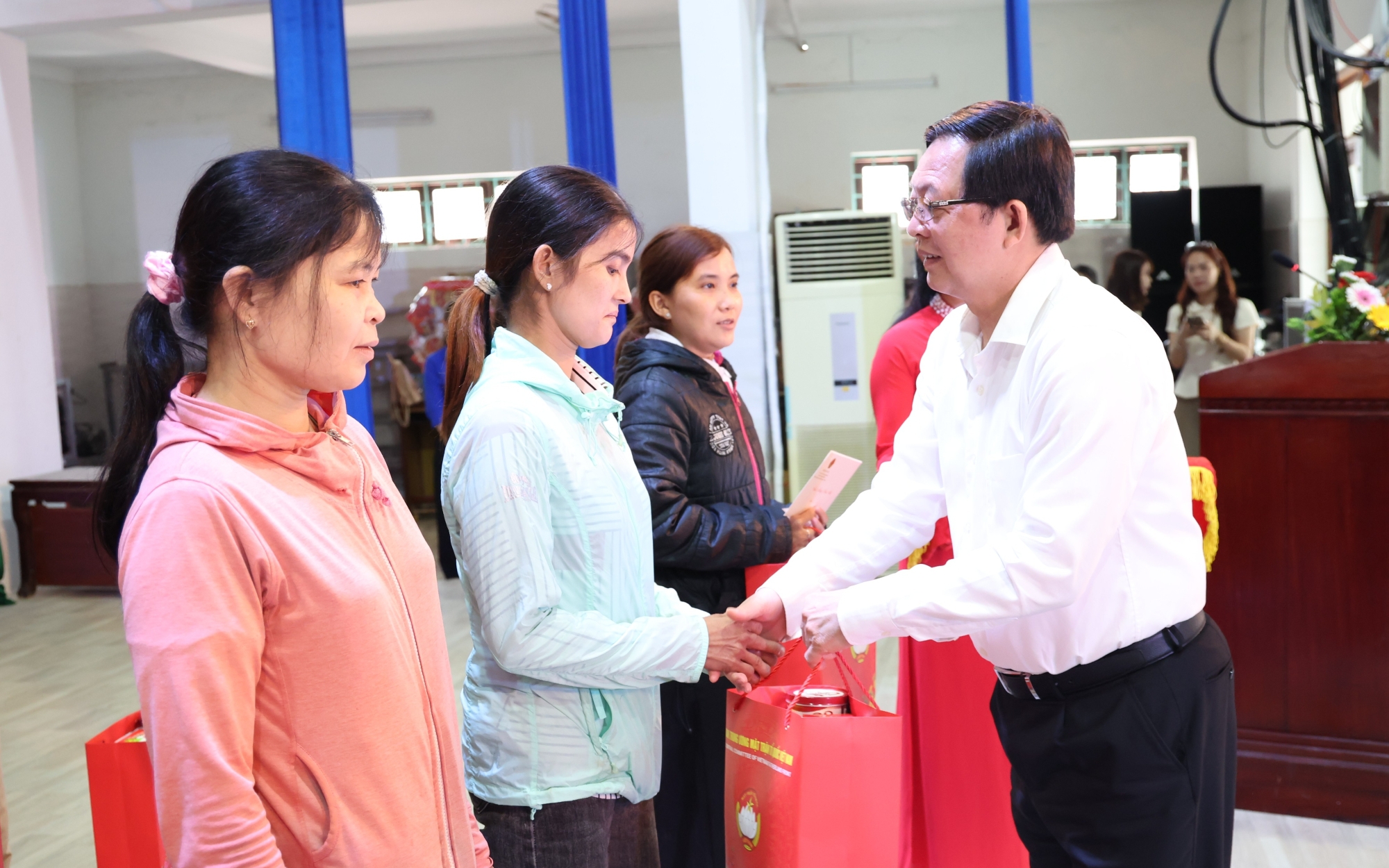 Phó Thủ tướng Hồ Quốc Dũng thăm, tặng quà Tết gia đình chính sách, công nhân khó khăn tại Gia Lai