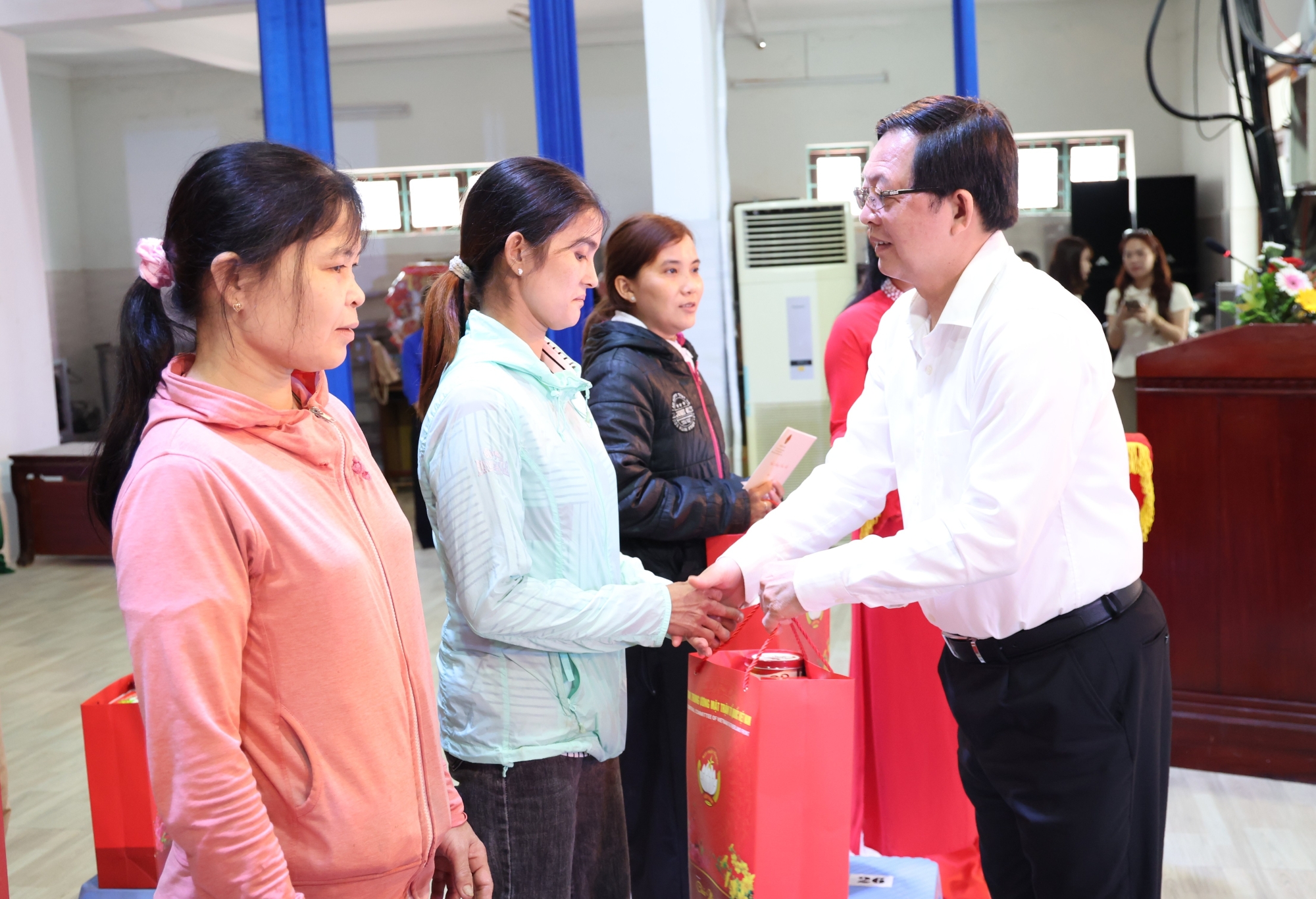 Phó Thủ tướng Hồ Quốc Dũng thăm, tặng quà Tết gia đình chính sách, công nhân khó khăn tại Gia Lai- Ảnh 4.