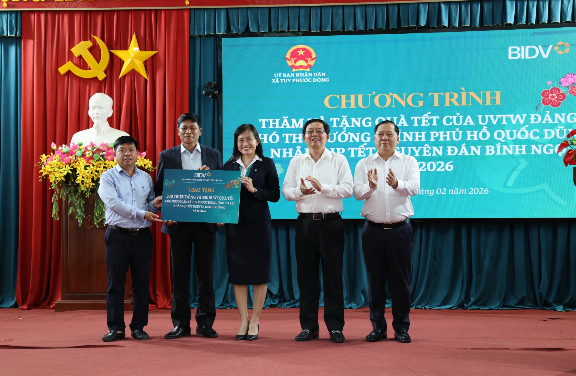 Phó Thủ tướng Hồ Quốc Dũng thăm, tặng quà Tết gia đình chính sách, công nhân khó khăn tại Gia Lai- Ảnh 7.