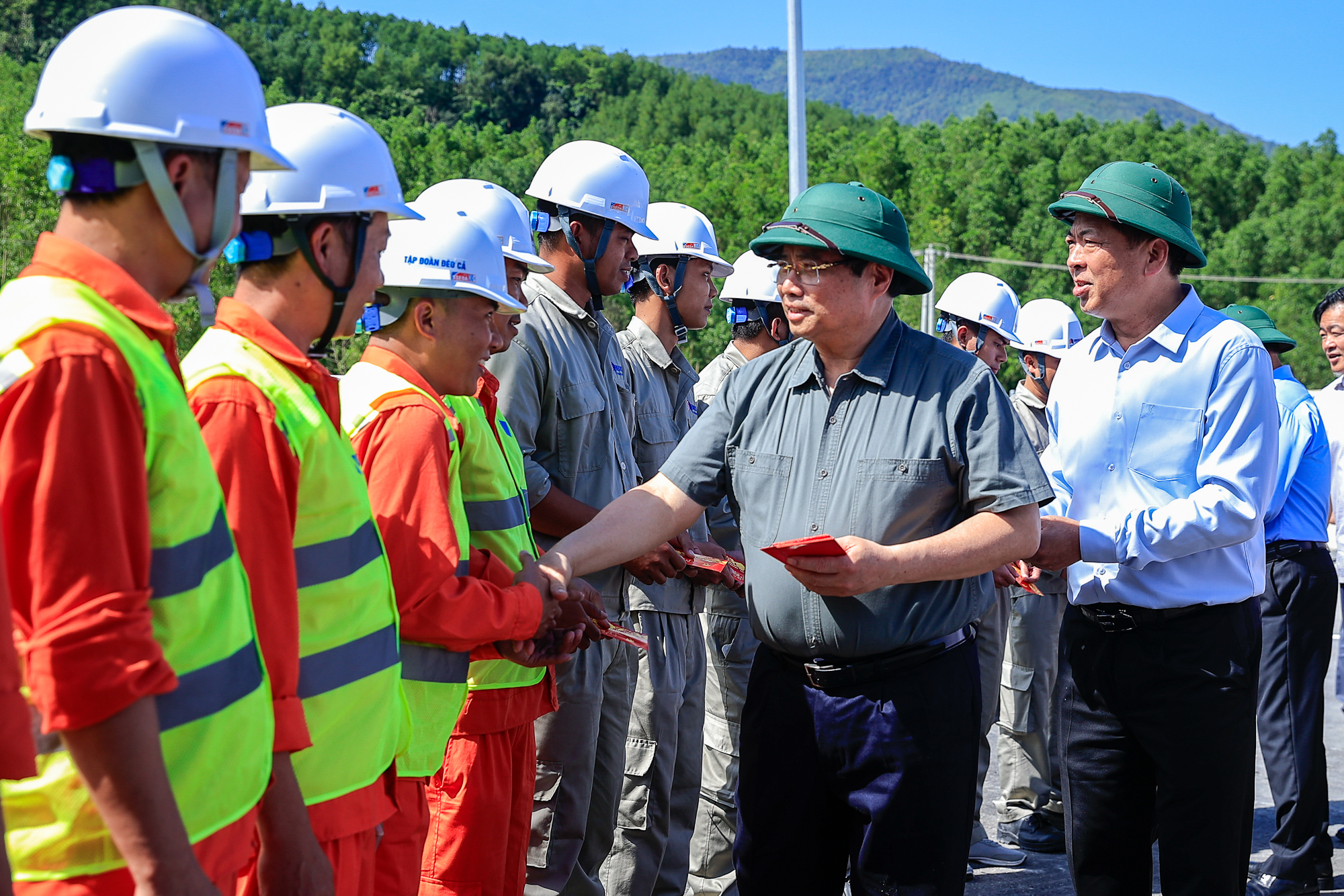 Thủ tướng kiểm tra thực địa các dự án cao tốc, sân bay tại Quảng Ngãi và Gia Lai- Ảnh 2.