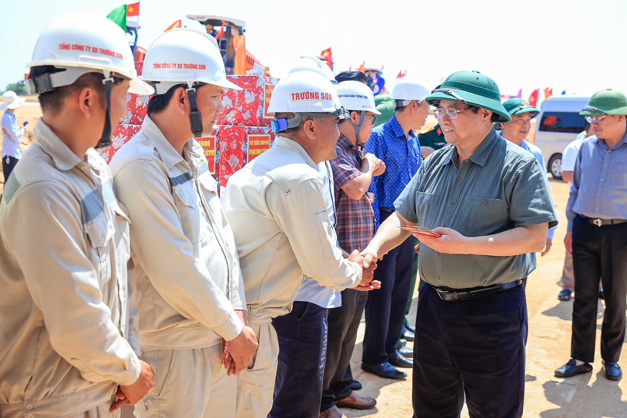 Thủ tướng kiểm tra thực địa các dự án cao tốc, sân bay tại Quảng Ngãi và Gia Lai- Ảnh 6.