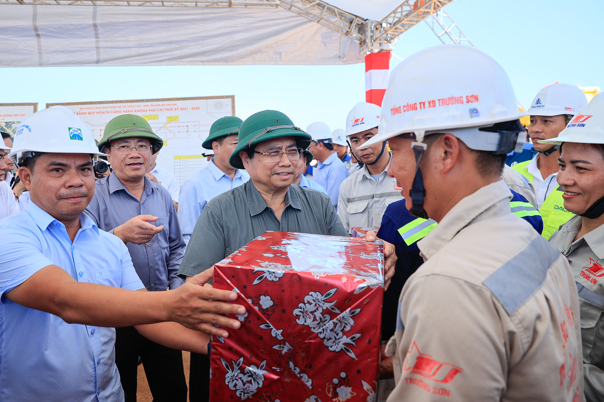 Thủ tướng kiểm tra thực địa các dự án cao tốc, sân bay tại Quảng Ngãi và Gia Lai- Ảnh 7.