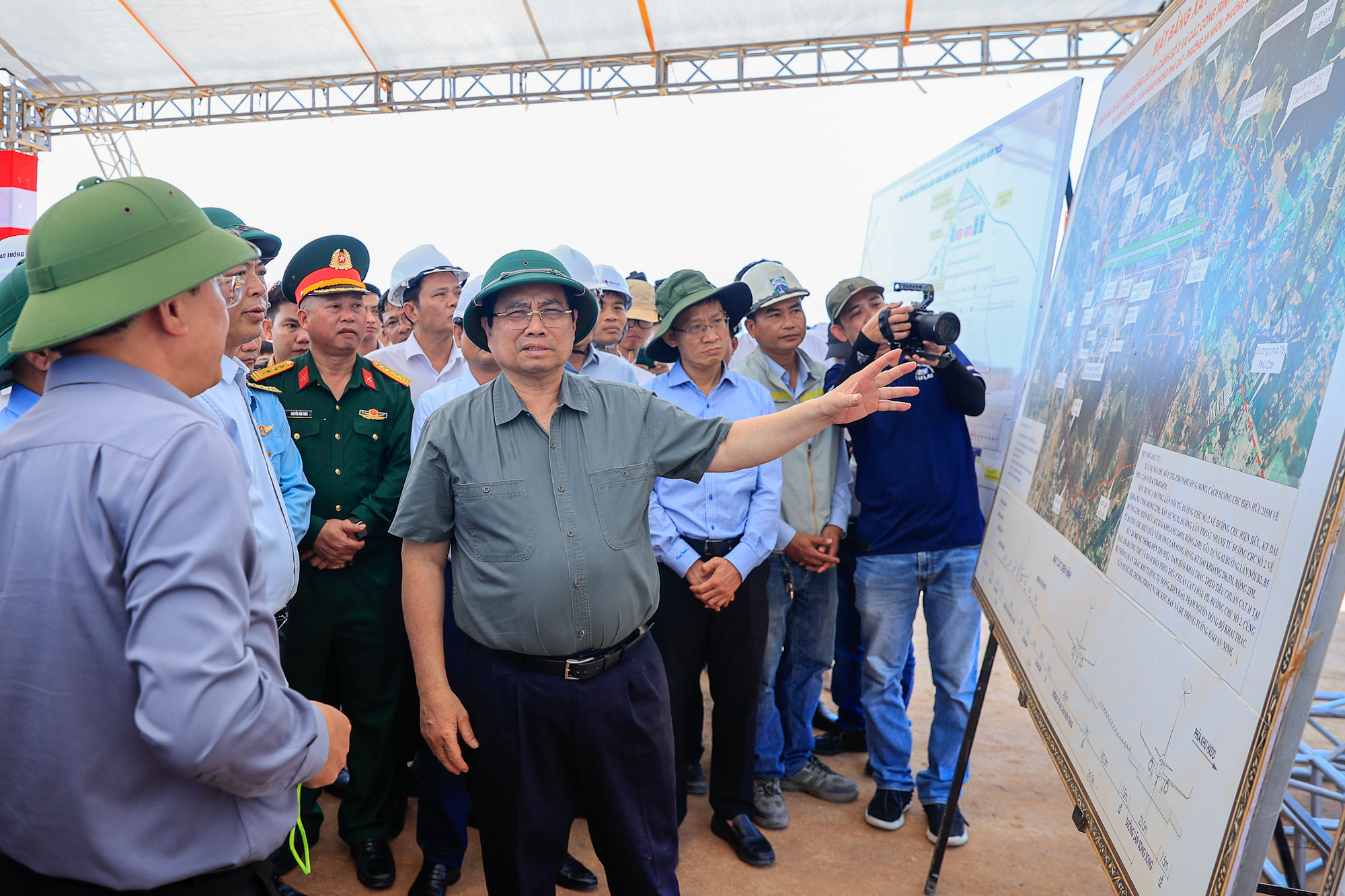Thủ tướng kiểm tra thực địa các dự án cao tốc, sân bay tại Quảng Ngãi và Gia Lai- Ảnh 8.