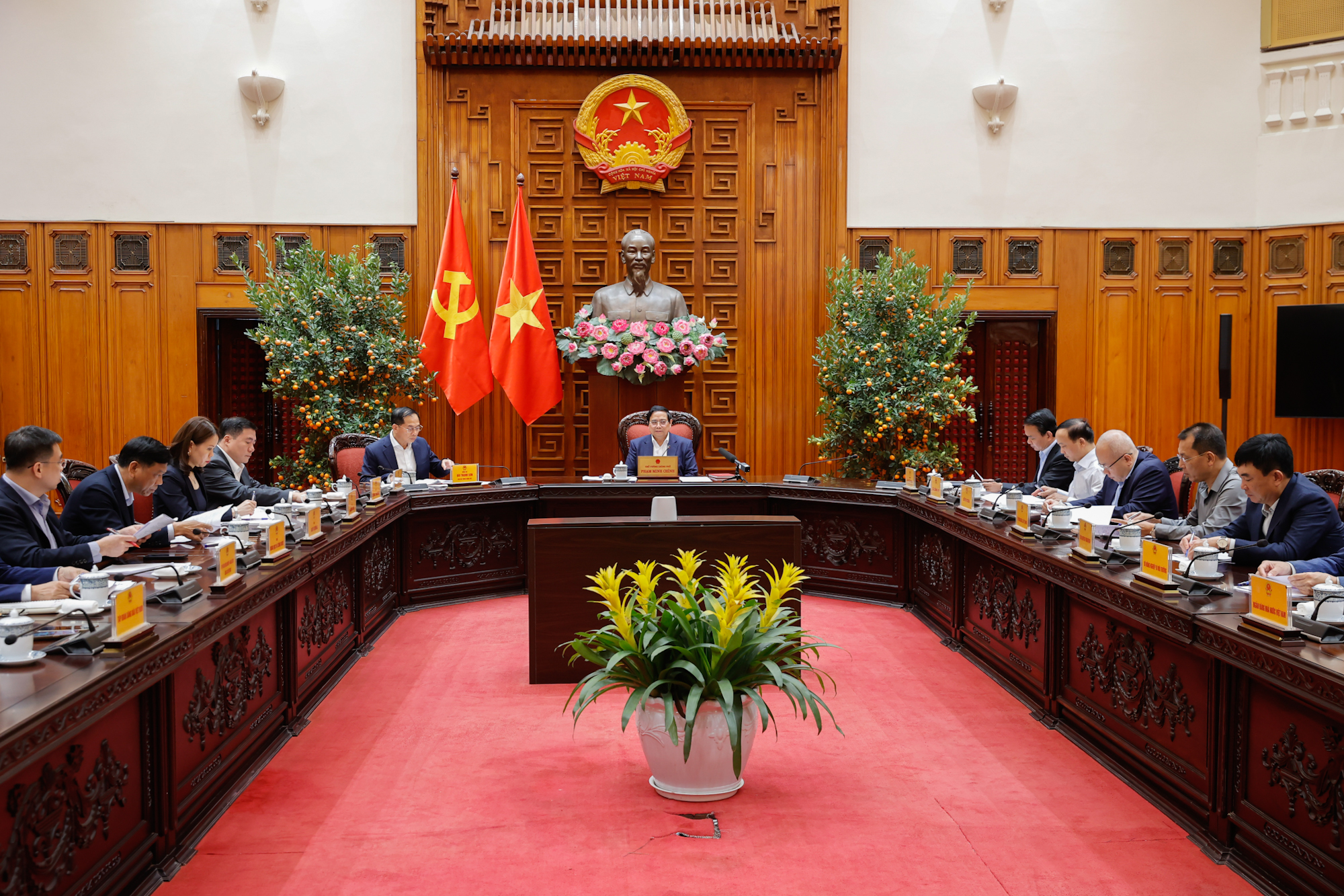 Thủ tướng: Sử dụng ngay Quỹ bình ổn giá xăng dầu; dứt khoát không để thiếu năng lượng trong mọi hoàn cảnh- Ảnh 1.