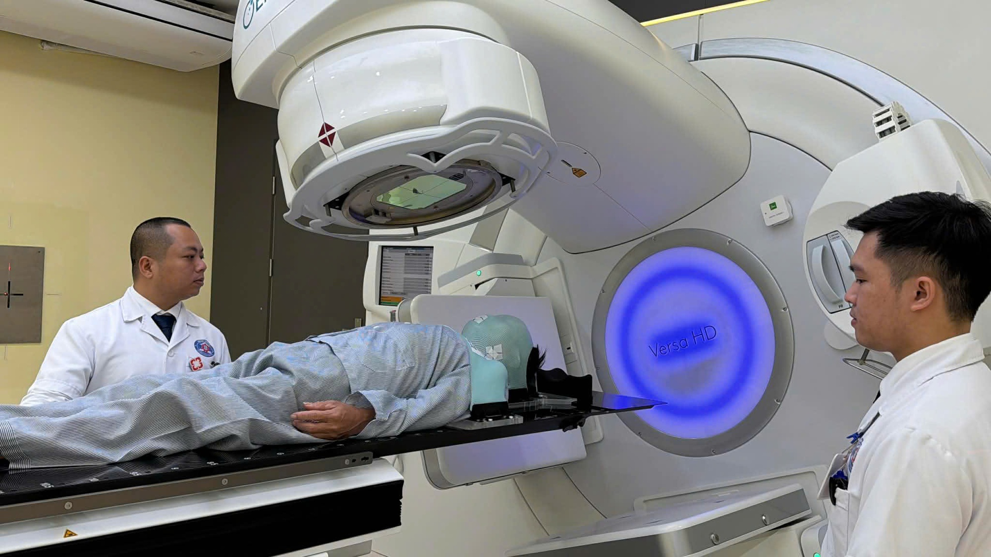 Vận hành hệ thống xạ trị hiện đại, tăng cơ hội điều trị cho người bệnh- Ảnh 1.