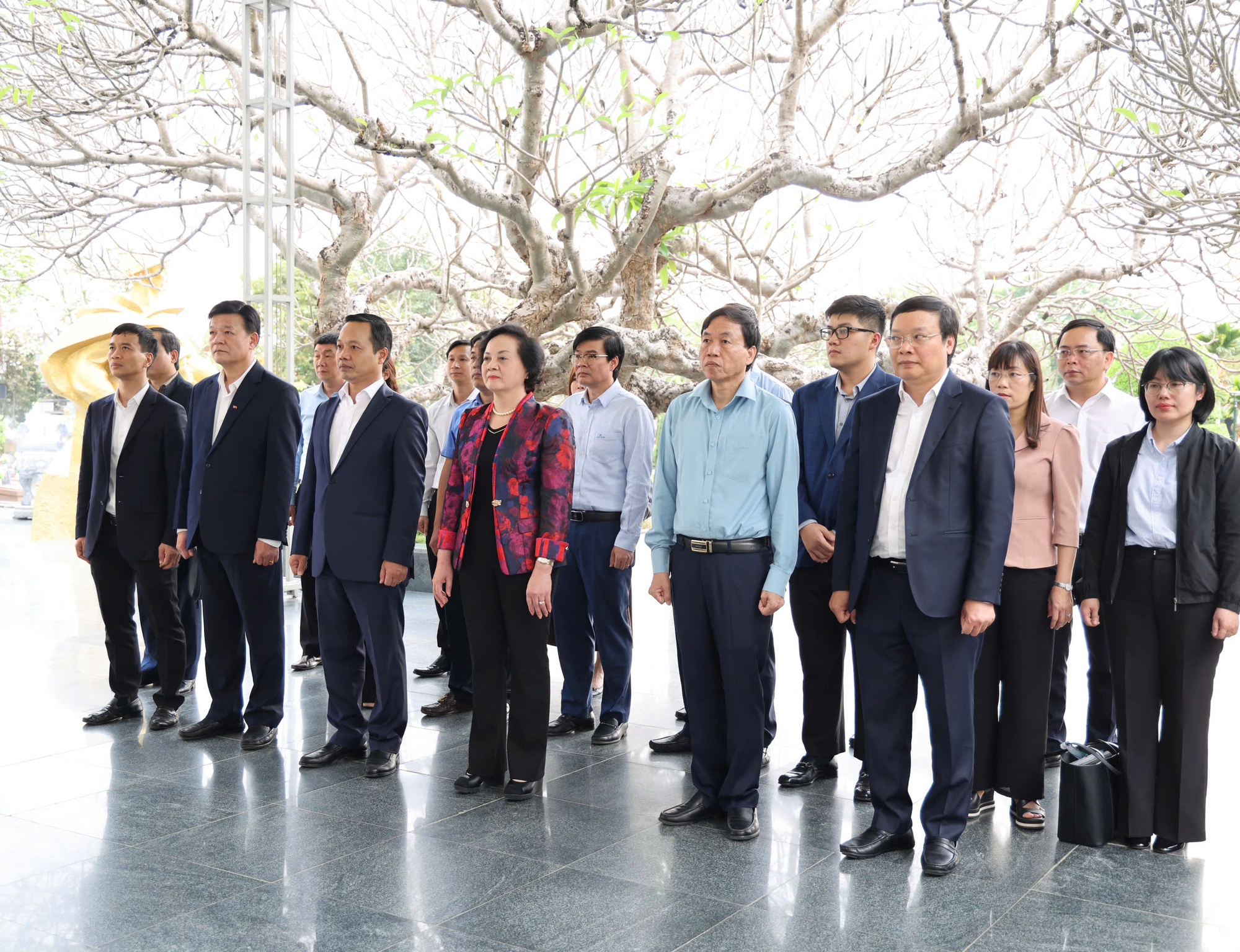 Phó Thủ tướng Phạm Thị Thanh Trà dâng hương tưởng niệm Chủ tịch Hồ Chí Minh và các Anh hùng, liệt sĩ tại Điện Biên- Ảnh 2.