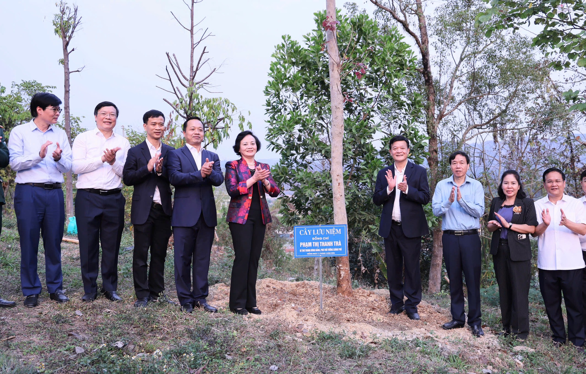 Phó Thủ tướng Phạm Thị Thanh Trà dâng hương tưởng niệm Chủ tịch Hồ Chí Minh và các Anh hùng, liệt sĩ tại Điện Biên- Ảnh 6.