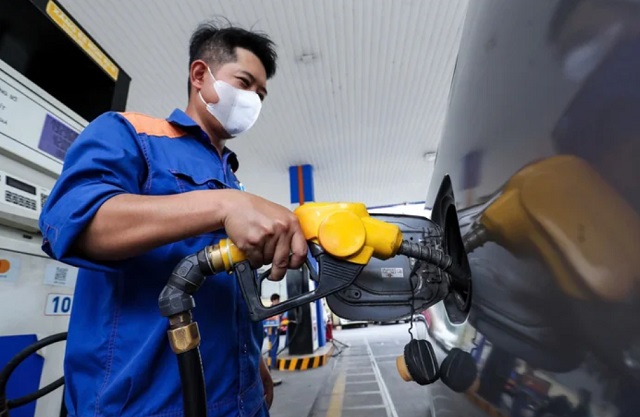 Giá xăng E5 giảm gần 450 đồng/lít- Ảnh 1.