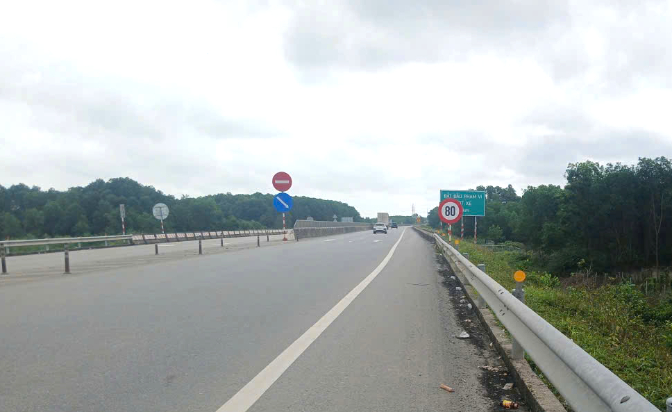 Điều chỉnh tốc độ, giảm ùn tắc cao tốc Cam Lộ-La Sơn - Ảnh 1.