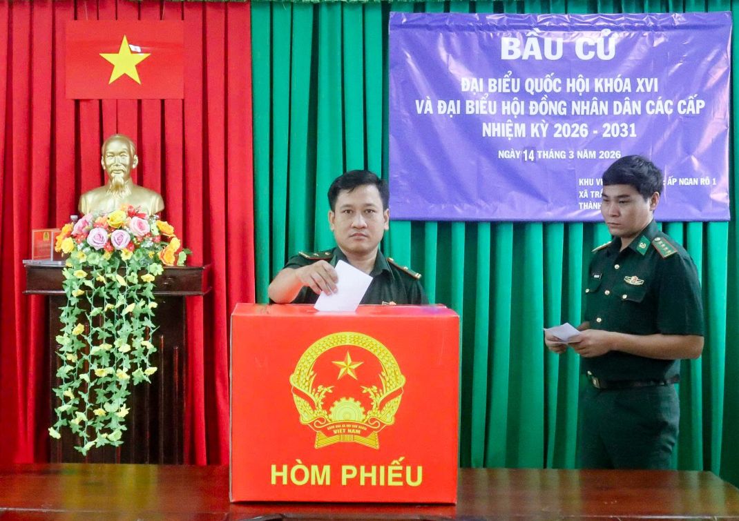 Cử tri lực lượng vũ trang Cần Thơ bầu cử sớm trước ngày hội toàn dân- Ảnh 3.