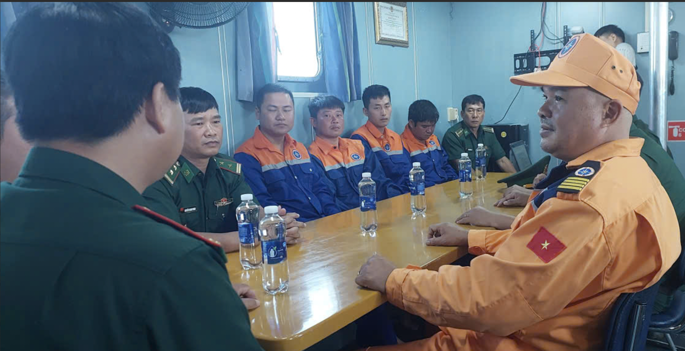 Giải cứu thành công thuyền viên tàu vận tải bị chìm trên biển- Ảnh 3.