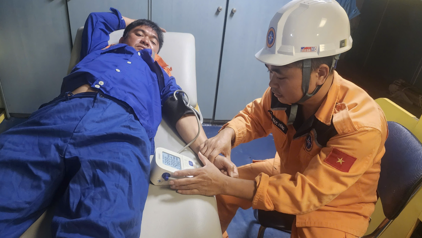 Giải cứu thành công thuyền viên tàu vận tải bị chìm trên biển- Ảnh 4.
