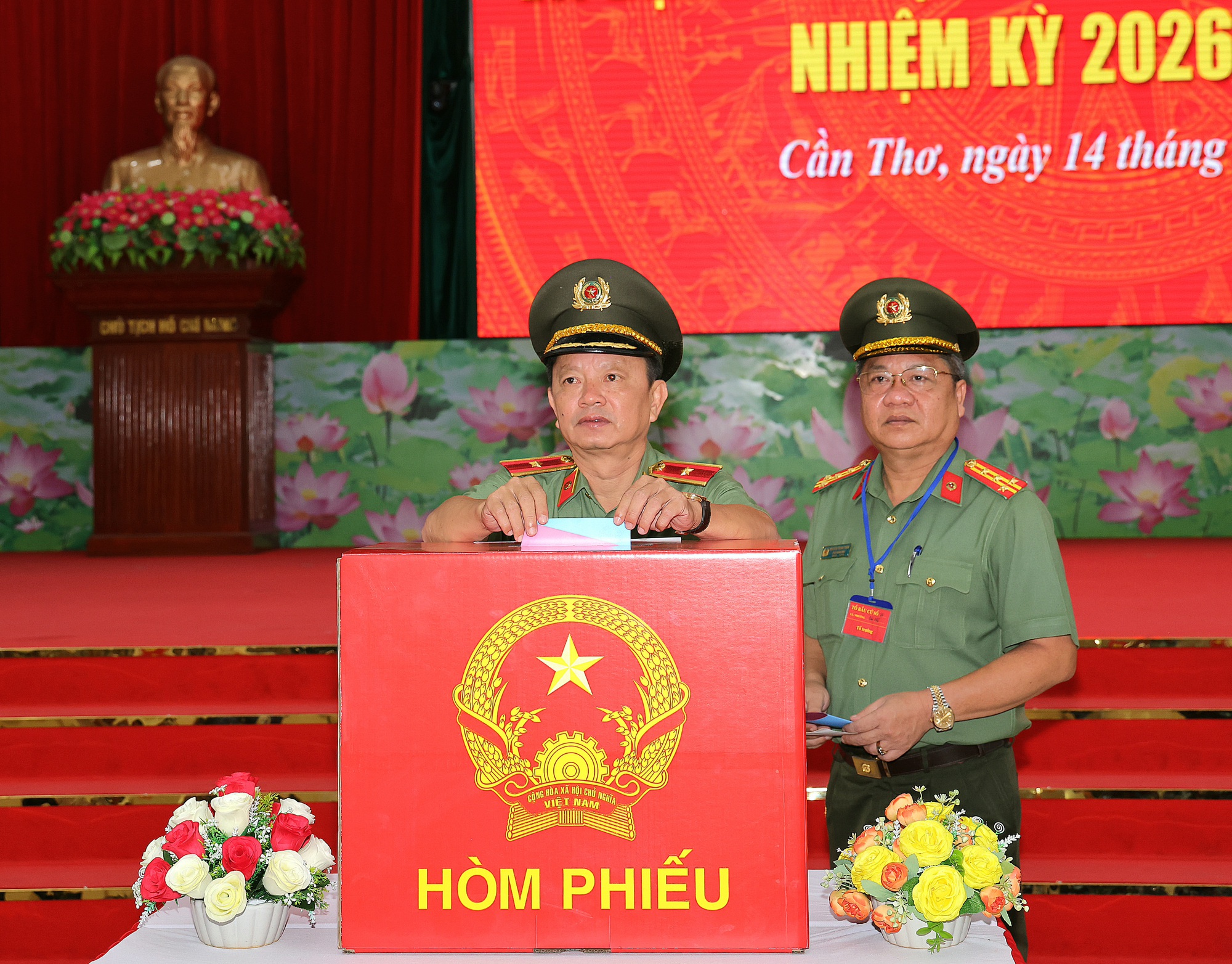 Cử tri lực lượng vũ trang Cần Thơ bầu cử sớm trước ngày hội toàn dân- Ảnh 1.