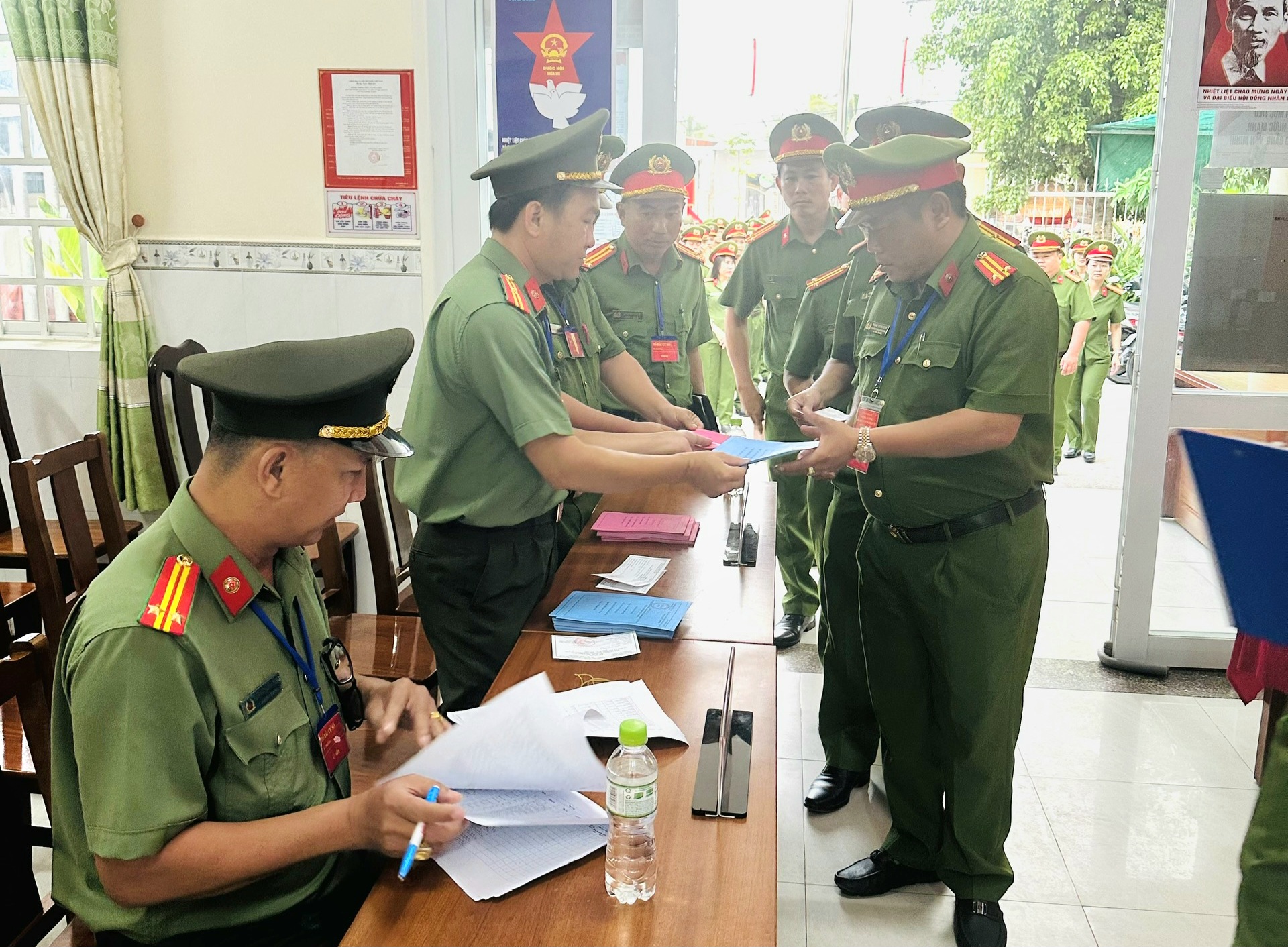 Cử tri lực lượng vũ trang Cần Thơ bầu cử sớm trước ngày hội toàn dân- Ảnh 2.