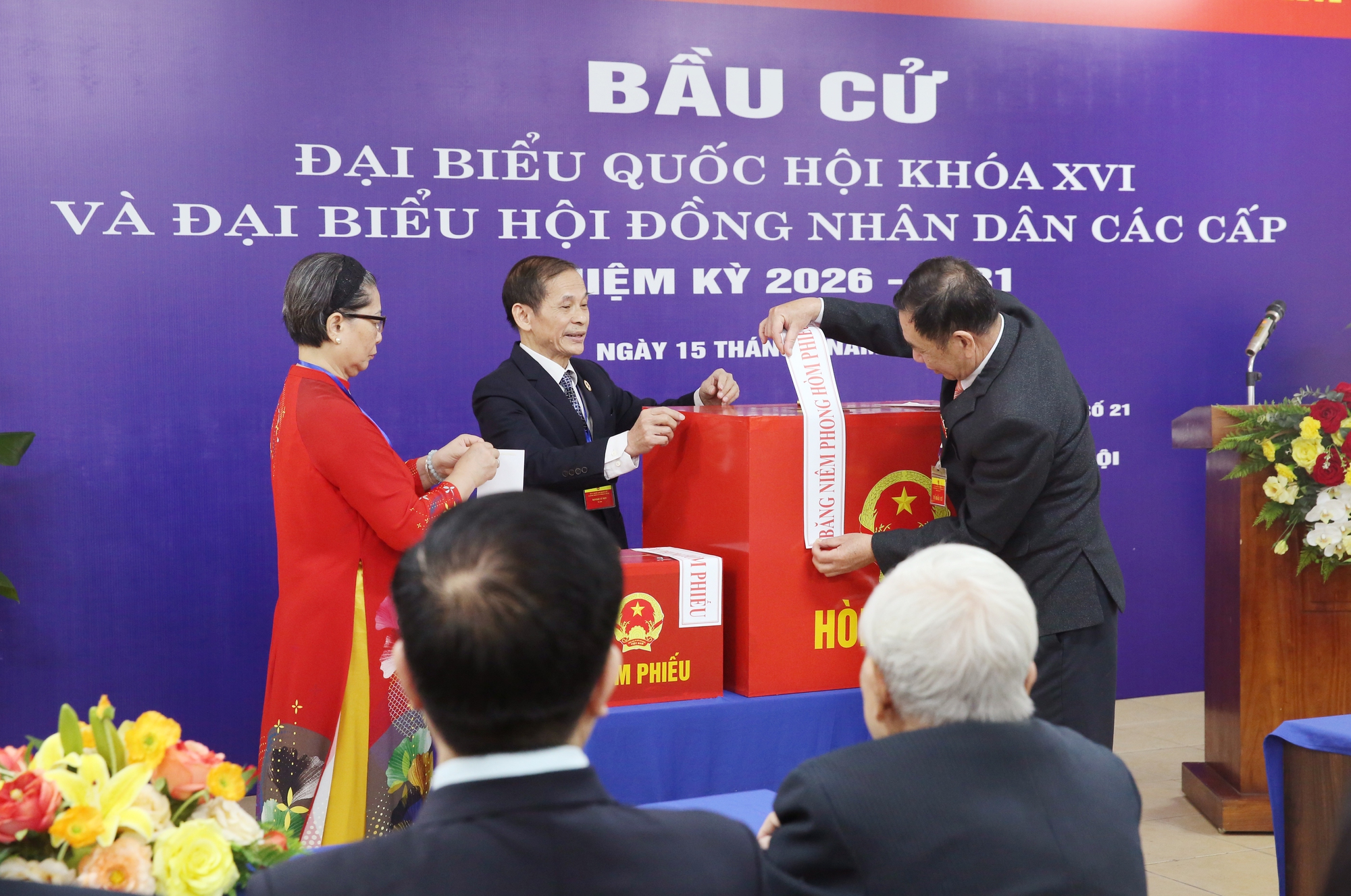 Chùm ảnh: Nhân dân Thủ đô hân hoan thực hiện quyền, nghĩa vụ trong ngày bầu cử- Ảnh 1.