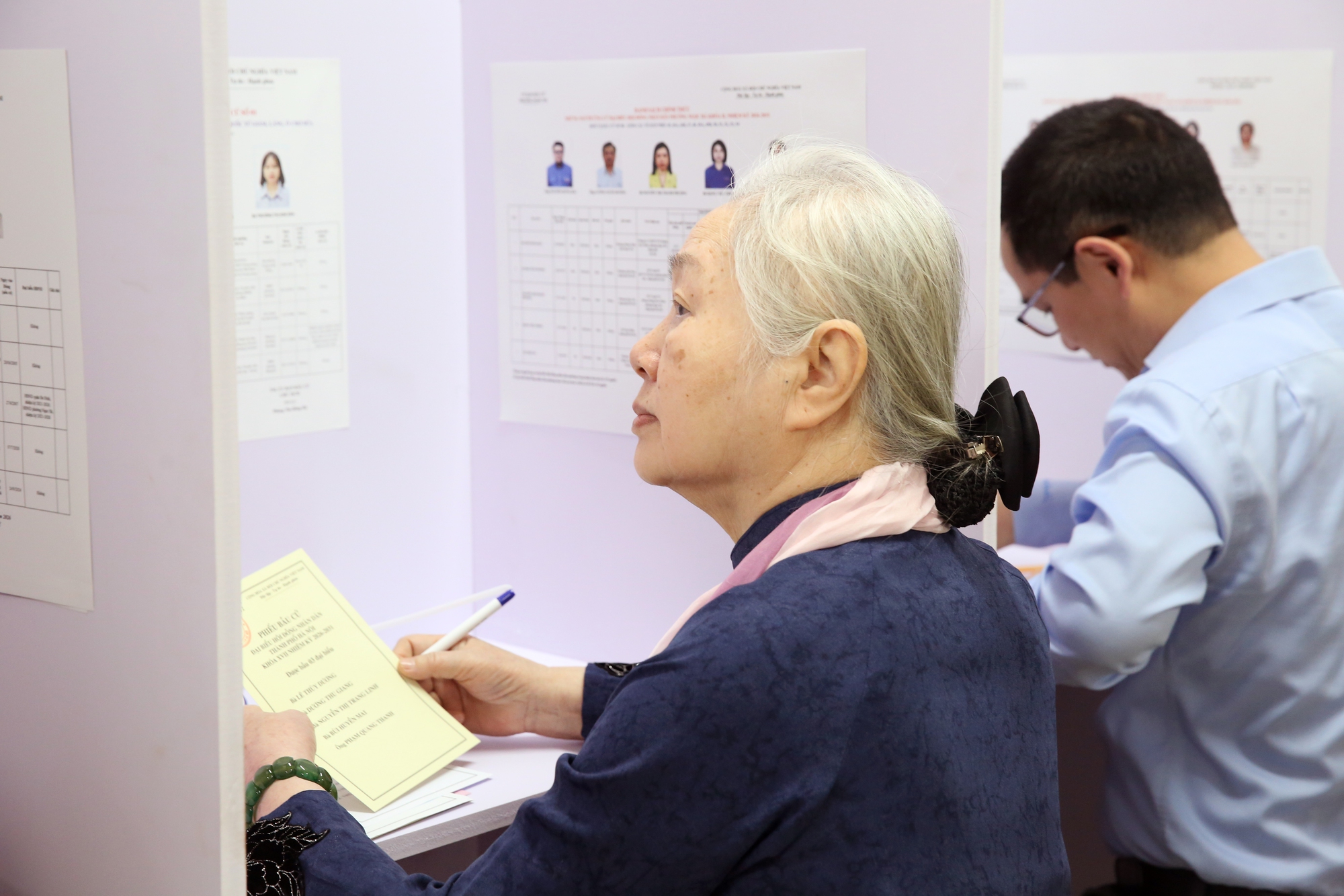 Chùm ảnh: Nhân dân Thủ đô hân hoan thực hiện quyền, nghĩa vụ trong ngày bầu cử- Ảnh 7.