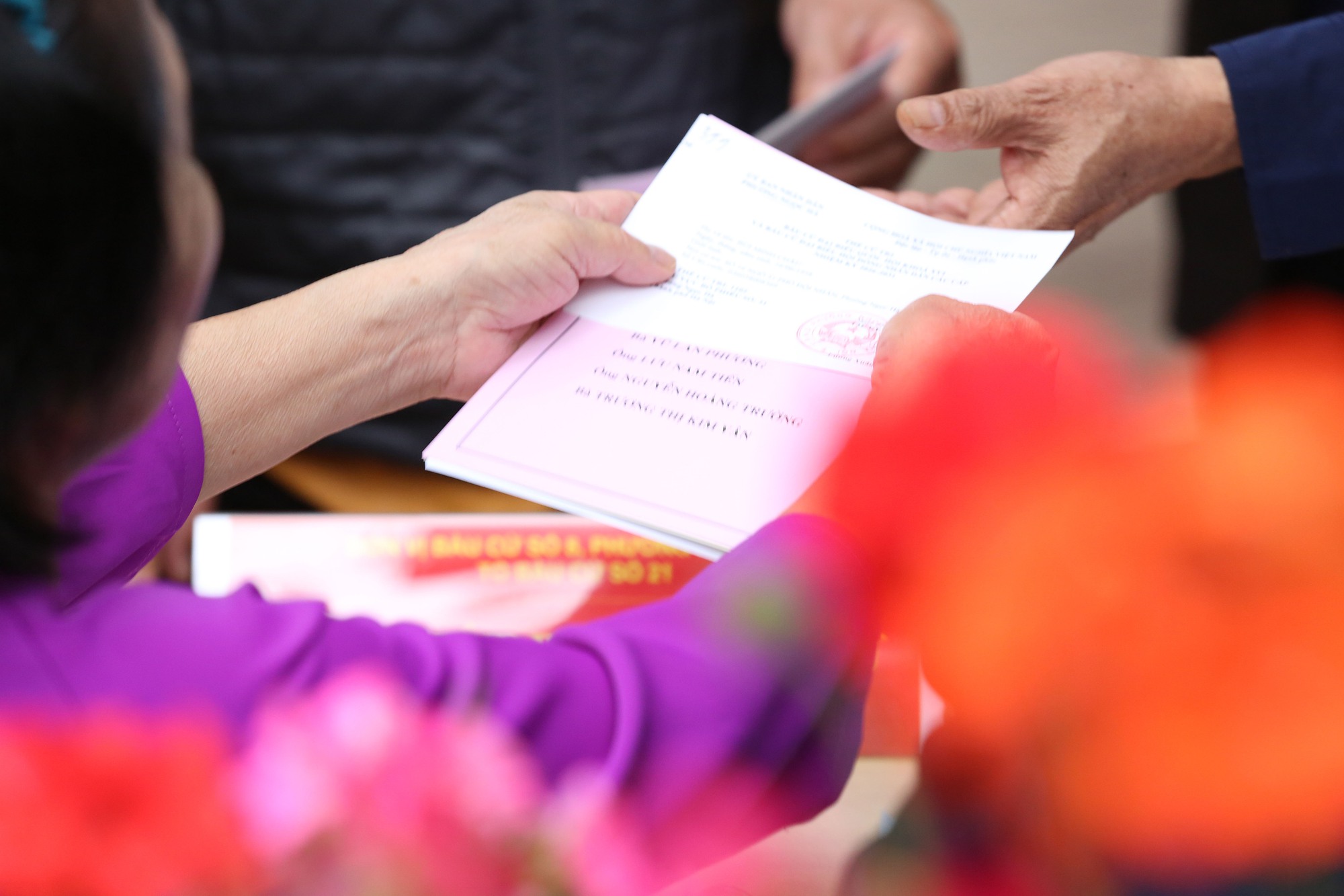 Chùm ảnh: Nhân dân Thủ đô hân hoan thực hiện quyền, nghĩa vụ trong ngày bầu cử- Ảnh 16.