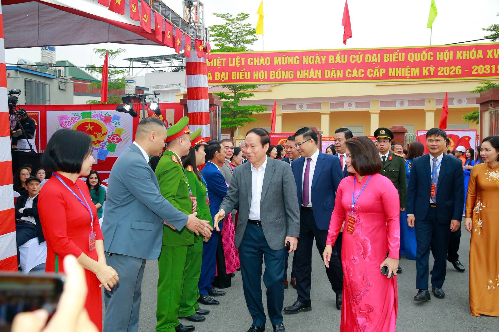 Chùm ảnh: Các đồng chí lãnh đạo Đảng, Nhà nước thực hiện quyền cử tri- Ảnh 28.