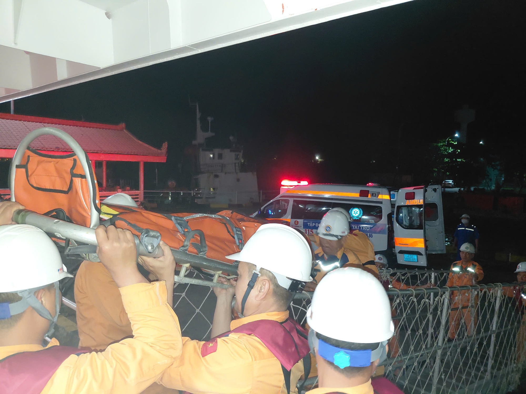 Xuyên đêm vượt sóng to, gió lớn, cứu nạn bệnh nhân nguy kịch từ Cù Lao Chàm - Ảnh 4. Xuyên đêm vượt sóng to, gió lớn, cứu nạn bệnh nhân nguy kịch từ Cù Lao Chàm - Ảnh 4.